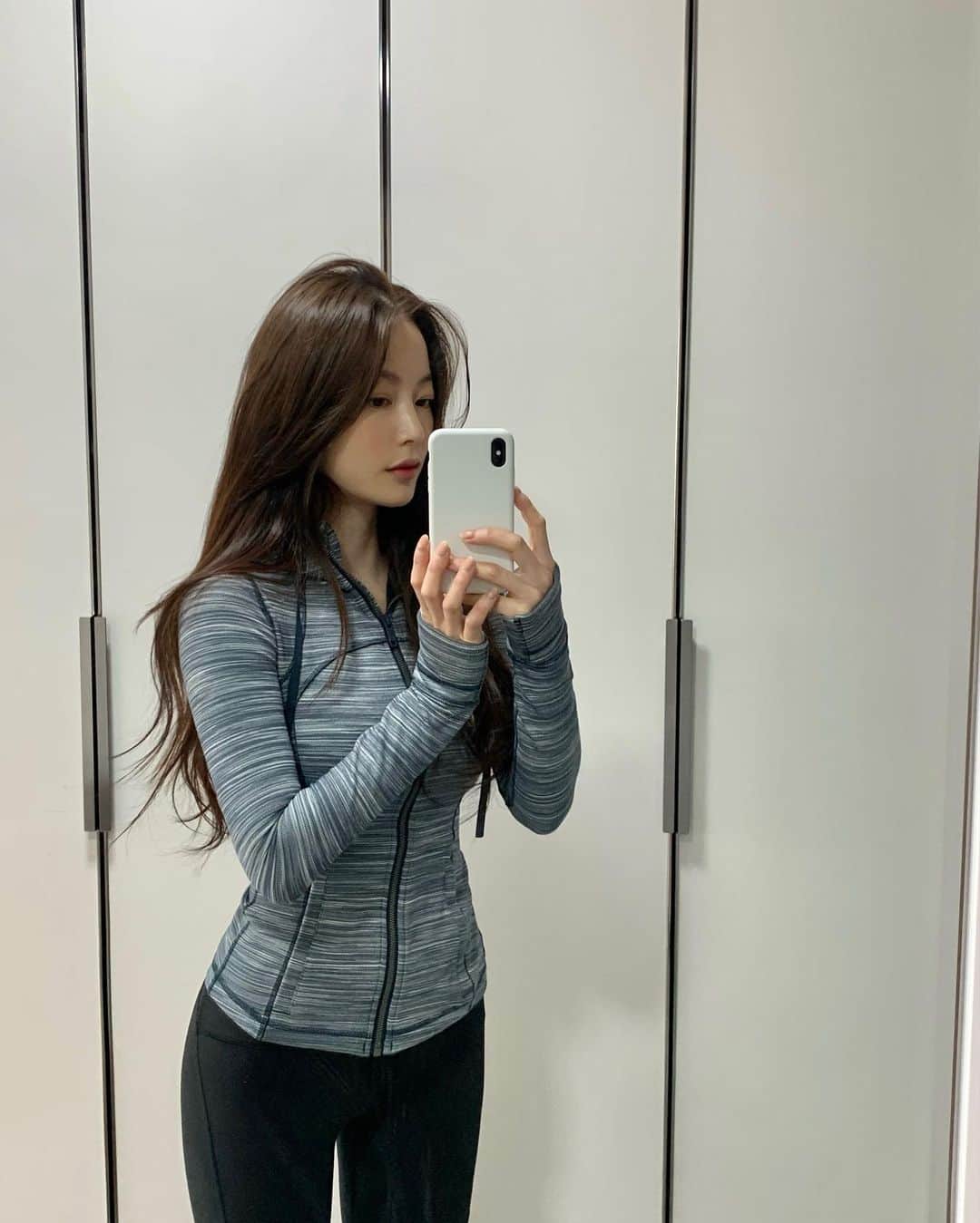 イム・ボラのインスタグラム：「실종된 궁둥이 찾기중.. 건강하게 먹고 근육량 찌우려다 건강하게 쪄가는중🙂」