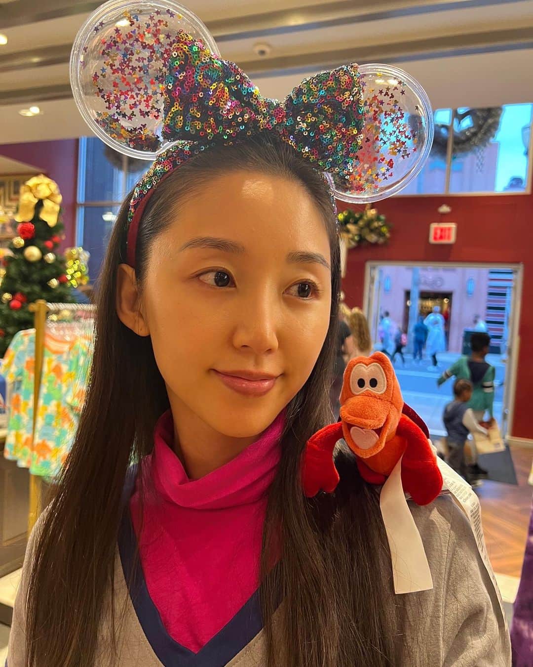のインスタグラム：「12月にクリスマスシーズンのDisney Worldへ行って来ました🎄❤️  今回はマジックキングダム＆ハリウッドスタジオへ❣️  マジックキングダムは9月に行った時に乗り物制覇したので、ショー中心に🏰✨ 初めて観るショーばかりで新鮮で楽しかった〜💕🥹 オラフ可愛すぎる…⛄️🥕  ハリウッドスタジオはスターウォーズのアトラクション、ライズ オブ ザ レジスタンスが最高だった❗️😳✨  あれは並ぶ価値あり＆何回でものりたい🥹💕 一言で言うならexciting‼︎です👍🏽笑  あとは夜にある水のショーファンタズミック!🌊  水を使ったマッピングなどがすごい迫力で、今東京ディズニーシーでやっているショー"ビリーブ"が好きな人はきっと好きだと思います💙  そしてどちらのパークもクリスマスらしい雪の演出があってすごく素敵でした☃️  あとエプコット行ったら全パーク制覇だ🤔✨  #disneyworld #hollywoodstudio #magickingdom  #ディズニーワールド #肩にセバスチャン」