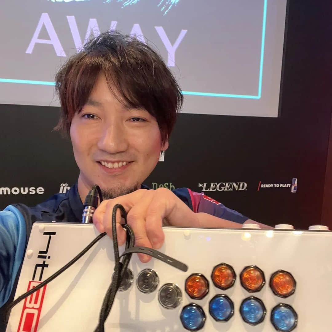 梅原大吾のインスタグラム：「国内最後の試合！ 頑張ります Japan's Street Fighter League Grand Finals are on! Will do my best! #Sponsored @hitboxarcade  #SFリーグ  #StreetFighterLeague」