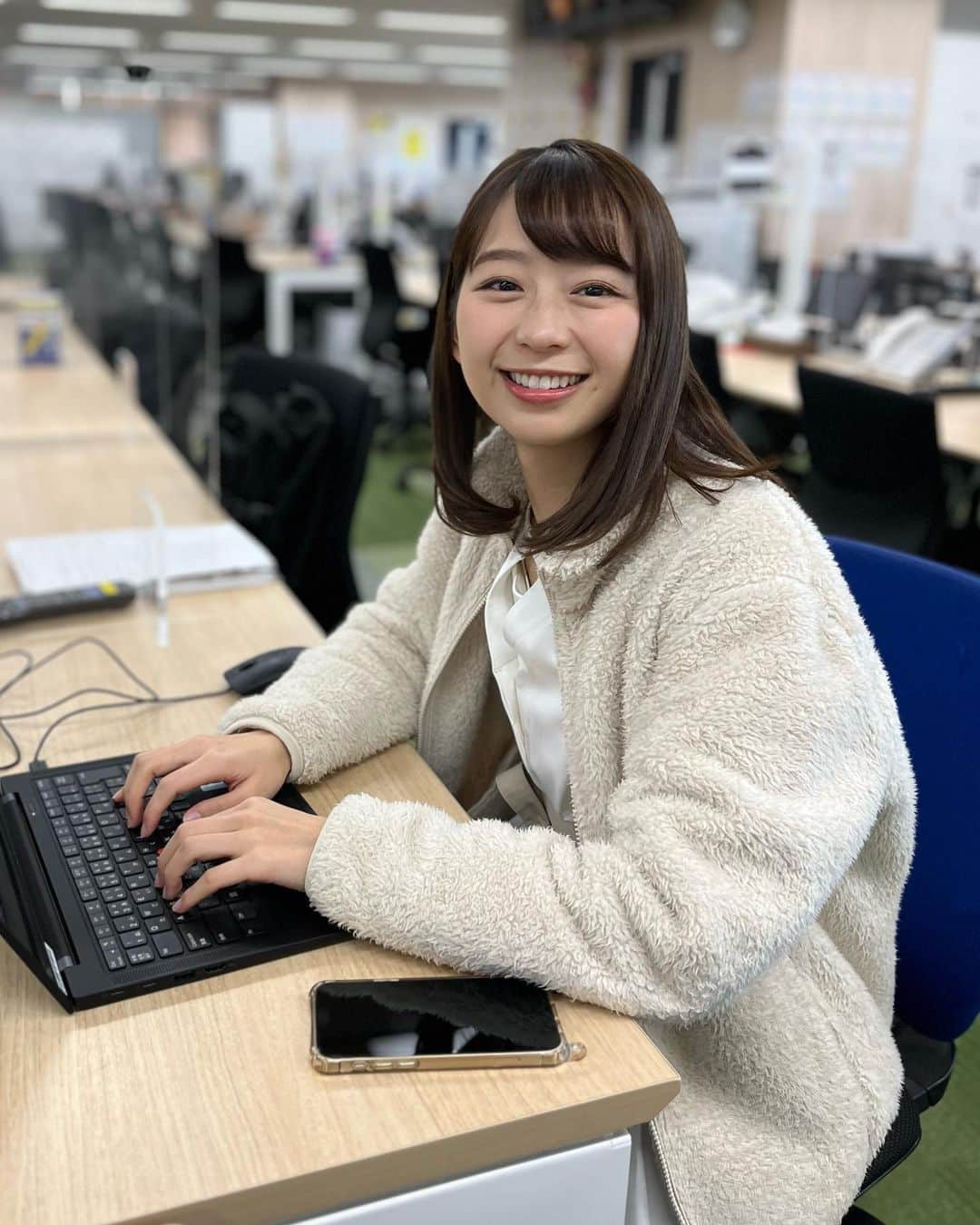 フジテレビアナウンサーのインスタグラム：「松村未央です🌷 番組終わりに小室アナに話しかけるとこの表情！！  「今日のお昼はお蕎麦食べました〜！」 という会話でこんなにニコニコする小室ちゃん🫶  このあとイット！頑張ってね☺️  #笑顔が可愛い #小室瑛莉子  #撮影 #松村未央 #土曜日出社組 #イット！#livenewsdays」
