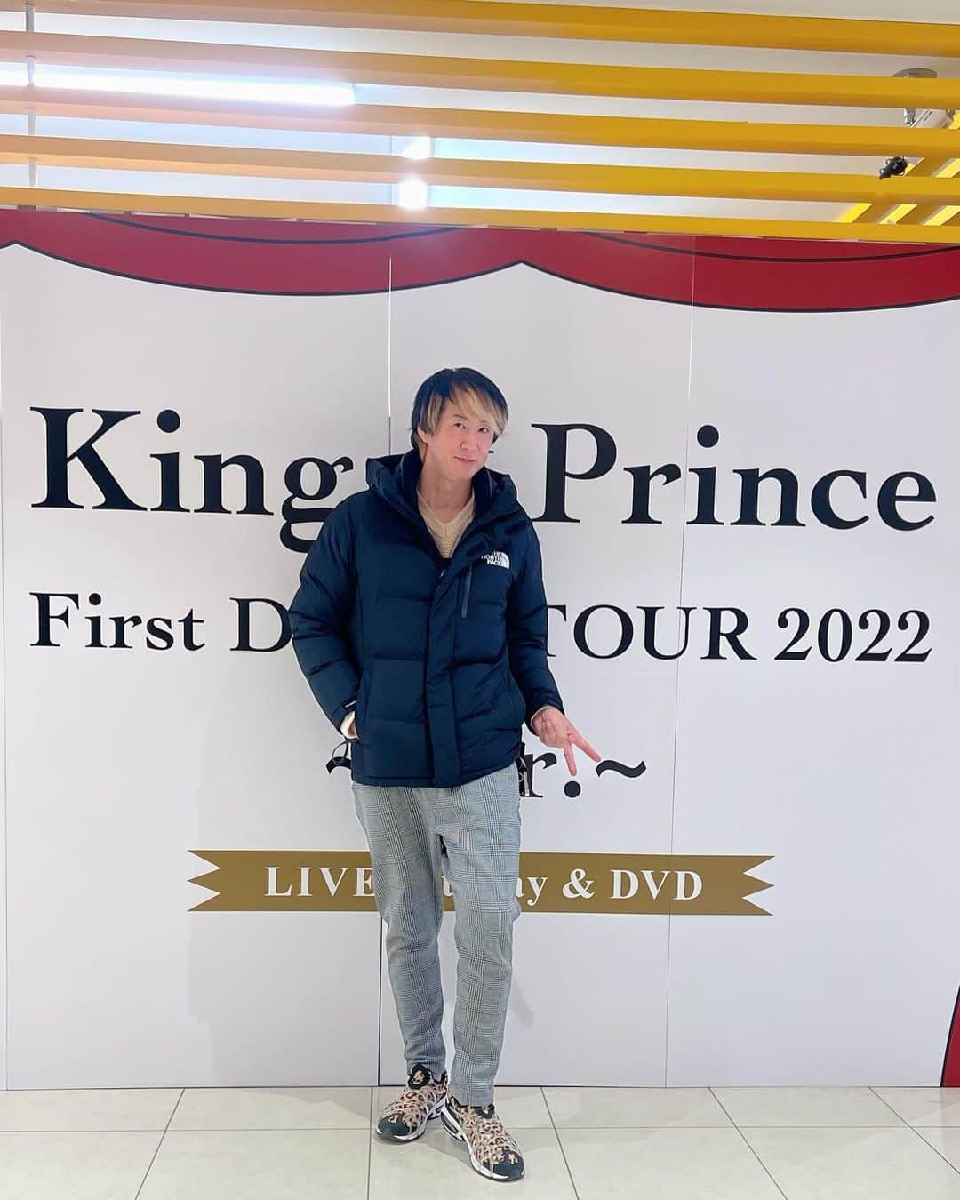 のインスタグラム：「キンプリホースは全然関係ないんだけどキンプリのデカパネルがあったから記念に撮った！😅  そしてキンプリホースは2/25のLIVEチケット絶賛発売中です❗️ パーカーも予約受付中❗️ お早めに😉  #キンプリ #king&prince #horse」