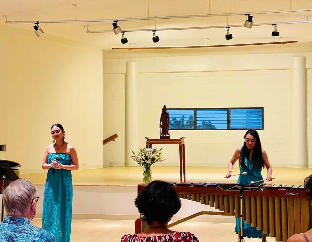 Honolulu Myohoji Missionさんのインスタグラム写真 - (Honolulu Myohoji MissionInstagram)「Thank you to everyone who came and supported the "Fureai Kannon Concert" at Honolulu Myohoji.  - This time, Dr. Keith M. Kent, who wrote The Paradoxical Precepts that inspired Mother Teresa, came to our concert. We were very honored. - The concert was a success with great musicians and a great audience. Thank you also to Cafe 831 for the coffee service and banana bread service. - Kannon Ko is held on the 18th of every month by Rev. Yamamura.  - The next Fureai Kannon concert is scheduled for May 18. See you all there. - - Musicians: Ayumi Ueda @earthsinger_ayumiueda  Mika Mimura Erickson @mikaerickson_vibes  Ryoko Kobayashi @riokota_music   Coffee 831 @coffeeshop831  Banana Bread @websbananabread   Photo by @kaimana_hi   Thank you @honolulumyohoji   #honolulumyohoji #honolulumyohojimission #honoluluevents #musicconcerts #tenor #singersongwriter #marimba #piano」1月21日 13時57分 - honolulumyohoji