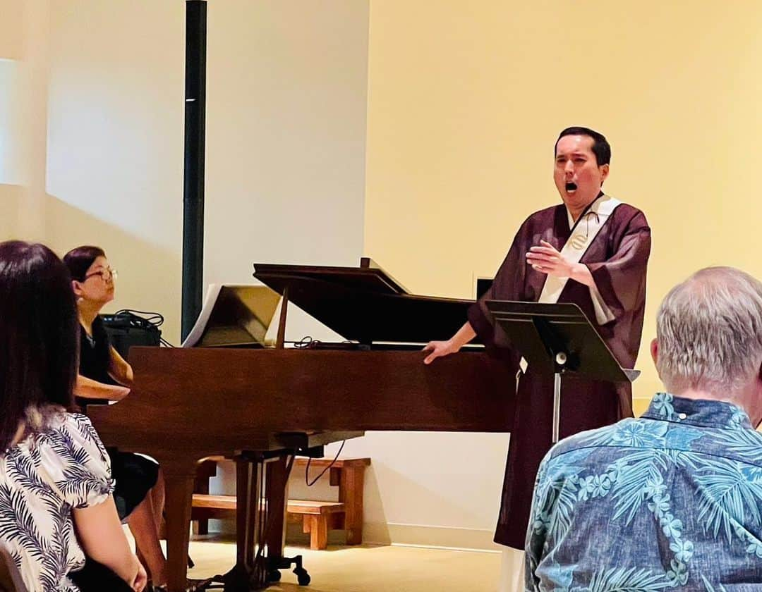 Honolulu Myohoji Missionさんのインスタグラム写真 - (Honolulu Myohoji MissionInstagram)「Thank you to everyone who came and supported the "Fureai Kannon Concert" at Honolulu Myohoji.  - This time, Dr. Keith M. Kent, who wrote The Paradoxical Precepts that inspired Mother Teresa, came to our concert. We were very honored. - The concert was a success with great musicians and a great audience. Thank you also to Cafe 831 for the coffee service and banana bread service. - Kannon Ko is held on the 18th of every month by Rev. Yamamura.  - The next Fureai Kannon concert is scheduled for May 18. See you all there. - - Musicians: Ayumi Ueda @earthsinger_ayumiueda  Mika Mimura Erickson @mikaerickson_vibes  Ryoko Kobayashi @riokota_music   Coffee 831 @coffeeshop831  Banana Bread @websbananabread   Photo by @kaimana_hi   Thank you @honolulumyohoji   #honolulumyohoji #honolulumyohojimission #honoluluevents #musicconcerts #tenor #singersongwriter #marimba #piano」1月21日 13時57分 - honolulumyohoji