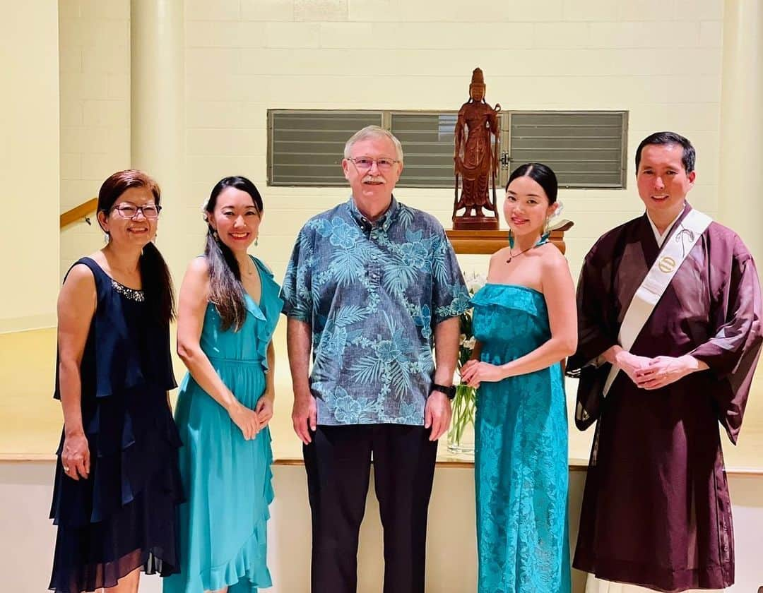 Honolulu Myohoji Missionさんのインスタグラム写真 - (Honolulu Myohoji MissionInstagram)「Thank you to everyone who came and supported the "Fureai Kannon Concert" at Honolulu Myohoji.  - This time, Dr. Keith M. Kent, who wrote The Paradoxical Precepts that inspired Mother Teresa, came to our concert. We were very honored. - The concert was a success with great musicians and a great audience. Thank you also to Cafe 831 for the coffee service and banana bread service. - Kannon Ko is held on the 18th of every month by Rev. Yamamura.  - The next Fureai Kannon concert is scheduled for May 18. See you all there. - - Musicians: Ayumi Ueda @earthsinger_ayumiueda  Mika Mimura Erickson @mikaerickson_vibes  Ryoko Kobayashi @riokota_music   Coffee 831 @coffeeshop831  Banana Bread @websbananabread   Photo by @kaimana_hi   Thank you @honolulumyohoji   #honolulumyohoji #honolulumyohojimission #honoluluevents #musicconcerts #tenor #singersongwriter #marimba #piano」1月21日 13時57分 - honolulumyohoji