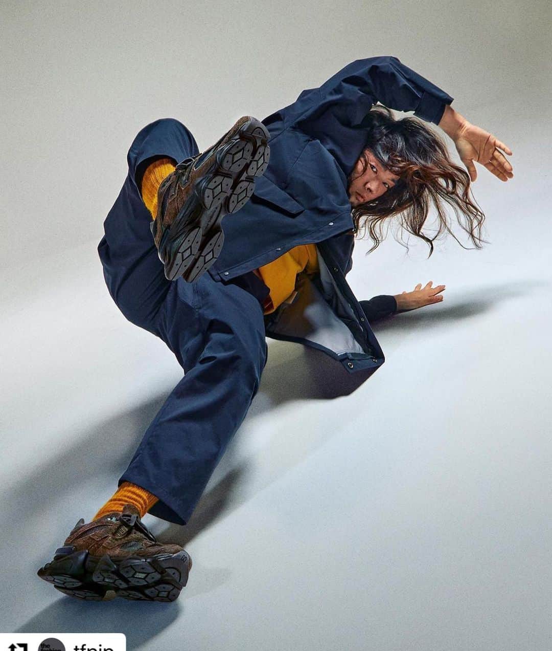 森山未來さんのインスタグラム写真 - (森山未來Instagram)「#Repost @tfpjp with @use.repost ・・・ New Balance with Mirai Moriyama  『伝統と革新の共存。森山未來が体現するニューバランス90/60 vol.2』  1906年、ボストンで矯正靴の製造メーカーとして誕生した New Balance (ニューバランス)。履いた人に“新しい (new) バランス (balance) ”をもたらすという意味合いが込められたブランド名通り、よりよいフィット性を追求する機能性を優先としたシューズづくりを今日まで100年以上もの間、続けてきている。  New Balance の人気シリーズの１つがアーカイブシューズからインスピレーションを得て、現代向けにシルエットを再構築した「SHIFTED (シフティド)」。昨年、本シリーズの新たなスタイルとして、ブランドを代表する「900番台」と2000年代初頭の「860」の両方からテクノロジーや形を取り入れた「90/60 (ナインティシックスティ)」が仲間入りした。そんな過去の名品を感じさせるデザインながらもモダンな要素が加わった「90/60」を手に取ったのが、表現者としてジャンルレスに活躍する森山未來。力強く美しい森山の動きと「90/60」の世界観が共鳴し合うファッションシューティングを、3週に渡ってお届けする。(第2回／全3回)  model: Mirai Moriyama photography: Yasushi Mori styling: Mayumi Sugiyama hair & makeup: Motoko Suga edit & text: Yuko Igarashi  #newbalance #newbalance9060 #miraimoriyama #ニューバランス #ニューバランス9060 #森山未來」1月21日 14時35分 - mirai_moriyama_official