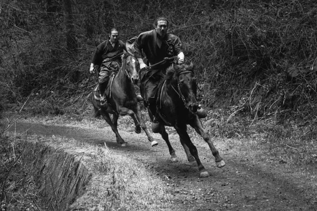 嶋本信明のインスタグラム：「Horse back riding training camp photo No.1. at Gocoo horse village.  Photo by @ryuji.k_photography   #horse #horseriding #wagura #kimono #samurai #horsebackriding #actor #training #trainingcamp #gocoohorsevillage #japaneseactor #filmmaking #photography #photooftheday #bushi #乗馬 #特訓 #和鞍 #駆け足 #合宿 #ゴクウホースビレッジ」