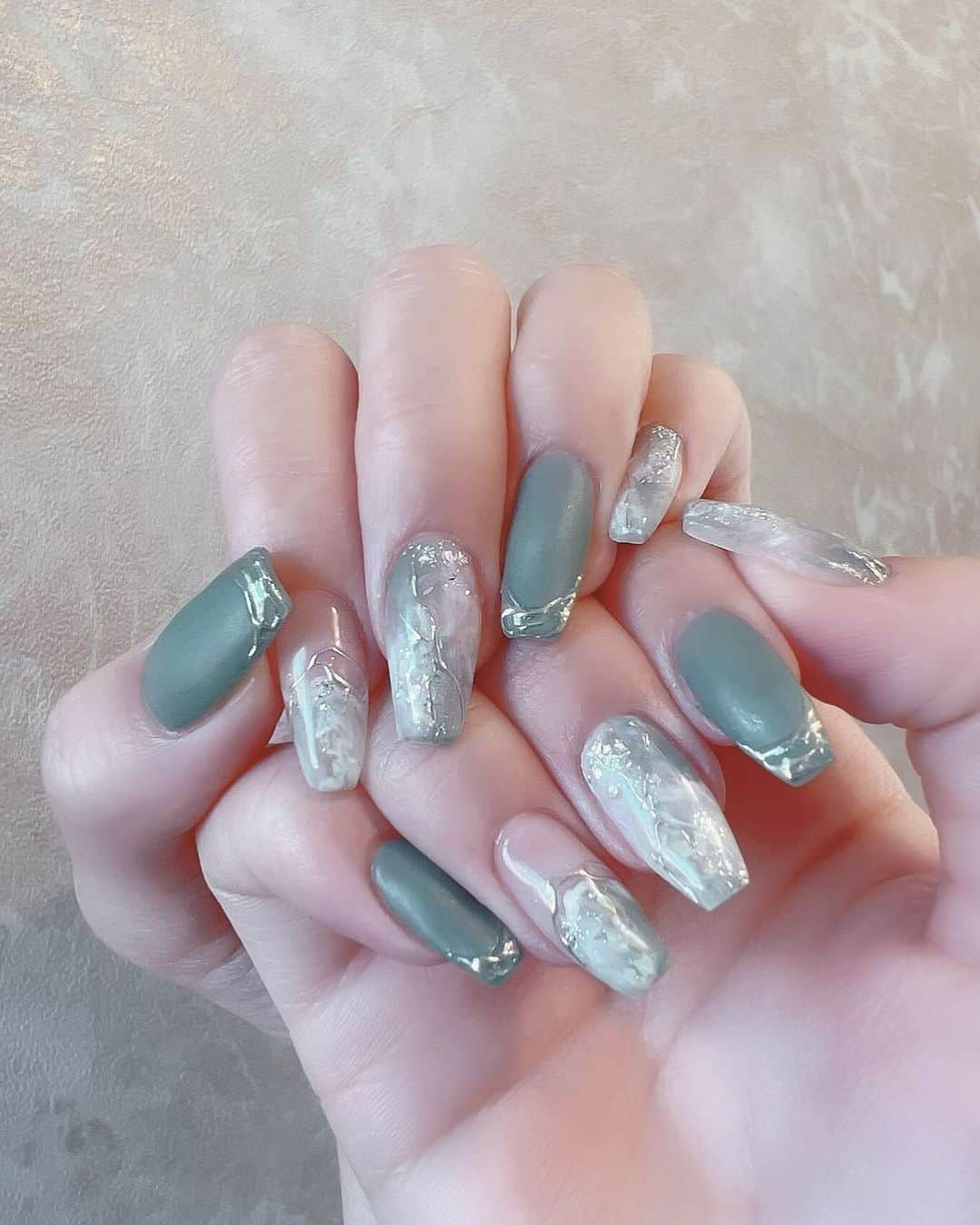 伊上あやさんのインスタグラム写真 - (伊上あやInstagram)「new nail*.+ﾟ  今回のニュアンスネイル鬼かわいい🥺♡ マットのネイルハマった🥺  来月のネイルは何にしようかな？🥰  #ネイル  #nail  #表参道  #表参道ネイルサロン  #ネイルデザイン」1月21日 14時48分 - o.aya_0613