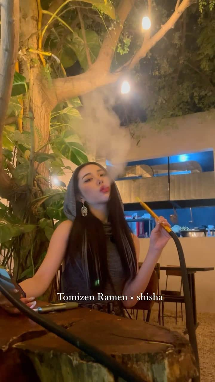 立花亜野芽のインスタグラム：「Chill with shisha after eating Tomizen Ramen🍜 @tomizen.ramenbar_tulum   絶品ラーメンを食べた後は、まったりと シーシャを楽しみながら　美味しいお酒で満たされてくださいとのことです😌🫶🤍  #tomizen #tomizenramenbar  #Mexico #tulum」