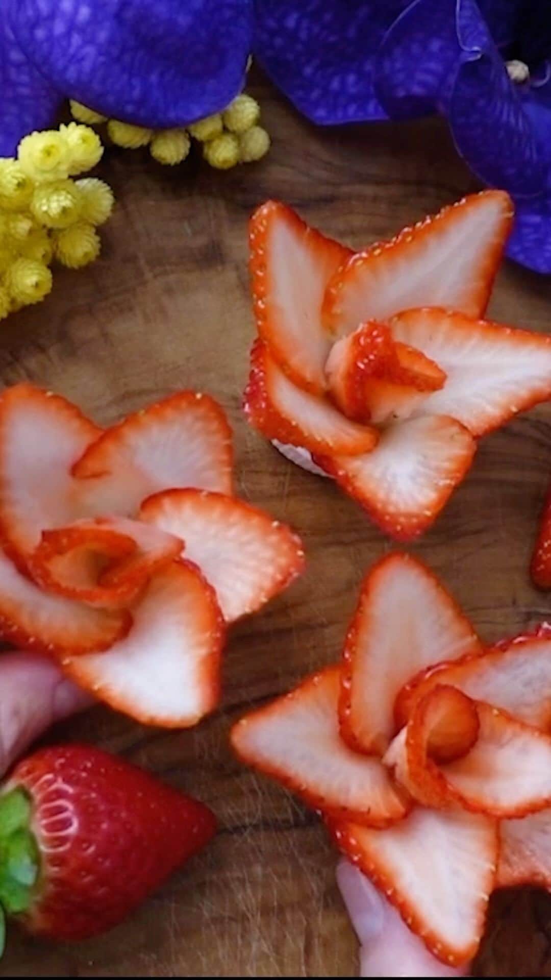 片山美耶のインスタグラム：「. 簡単イチゴのカット🍓 作ってみてね！ How to cut cute strawberries.  It's easy to make, so try it! . 最近ハマっている 【猿田彦】のコーヒーのフタ使用☕️ . . #strawberry  #strawberrycutting  #fruitcut  #いちごの日 #簡単カット #いちごのレッスン #フルーツカービング #フルーツカッティング  #イチゴレシピ #簡単レシピ動画  #旬の果物 #休日の午後 #猿田彦珈琲」