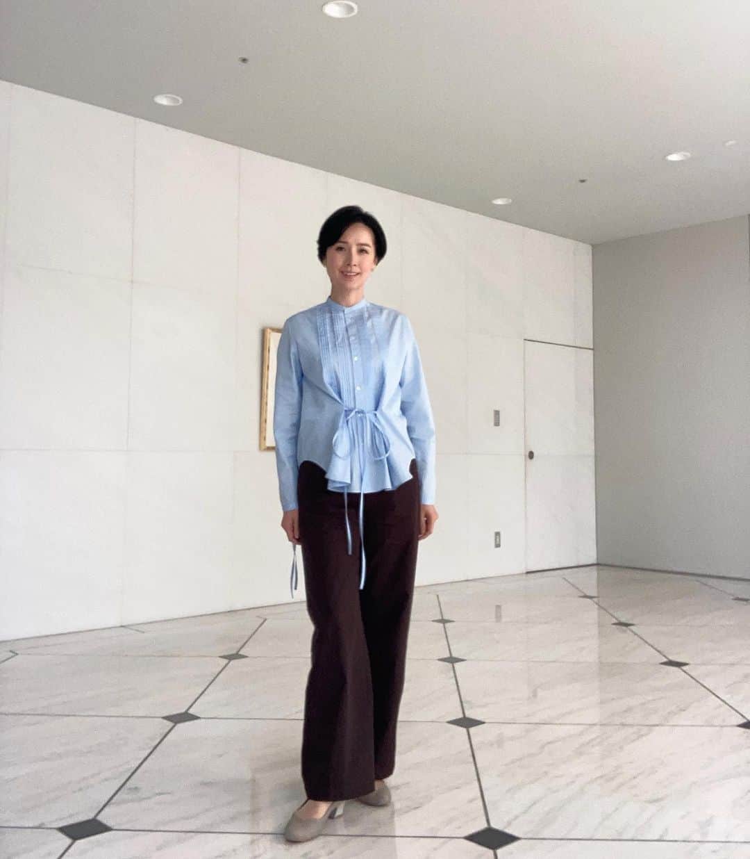 野村真季のインスタグラム：「ANNニュース #着用衣装   1〜3枚目 1/21 朝ニュース/昼ニュース  4〜6枚目 1/18 午後ニュース  7〜9枚目 1/17 午後ニュース お洋服に全く興味のなさそうなデスク（←言い方！）が、 この衣装を見て「すごく野村さんらしいね」と言ってくれたことにびっくり！  #テレビ朝日 #アナウンサー #アナウンサー衣装 #ootd  #40代コーデ #40代ファッション #50代ファッション #大人コーデ #大人ファッション  #野村真季」