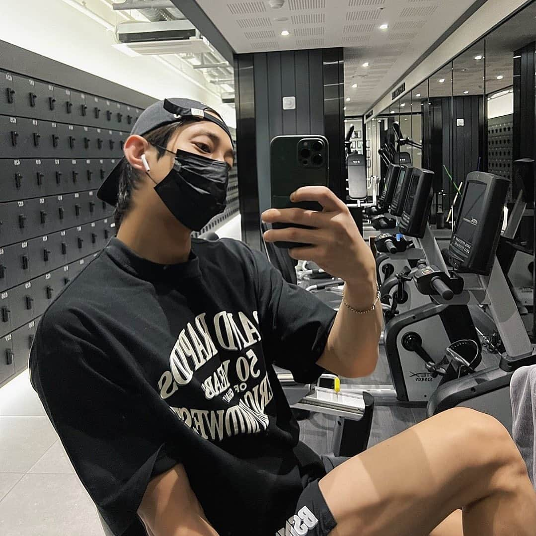 ソン・ウォンソクのインスタグラム：「연휴라 그런지 아무도 없는 GYM 설 연휴 가족분들과 즐거운 시간 보내세요❤」