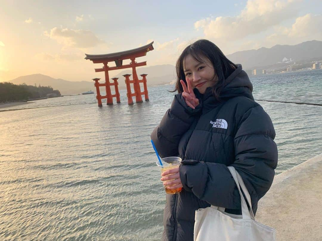 古賀成美のインスタグラム：「. 広島〜〜🍁 . . 厳島神社〜〜！！！ 生牡蠣〜〜！！！ 藤江さん〜〜！！！ マネージャーさん〜〜！！ 顔ハメ看板〜〜！！！ . . #厳島神社」