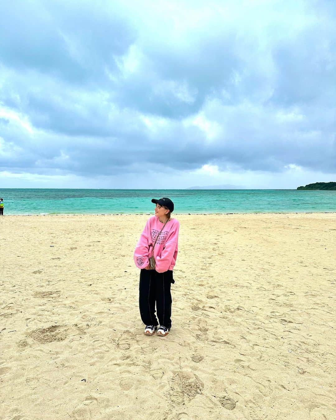 高田あゆみのインスタグラム：「コンドイビーチ🏝 雨が降ったり止んだり。 気まぐれな天気だったけど竹富島の雨はなんか心地よかった☔️ #travel #竹富島#ishigaki #女子旅#japantravel」