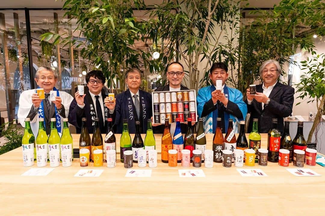 渋谷恭子さんのインスタグラム写真 - (渋谷恭子Instagram)「@kuraone.sake @sharesake  世界初の毎月異なったストーリーとともに 違う銘柄が届く日本酒アルミ缶『KURA ONE』サブスクサービスがスタート😊  先日プレス発表会に参加させて頂きました。  『KURA ONE 』ムービーにご出演なさっているMiss SAKE のお三方がとっても美しくて華やかでした❤️  同じ大きさで重ねられるって凄く便利だし、並べると可愛い😍💕 バッグに入れた時の収まりも◎  いつも行くサロンは日本酒好きが多いので 今度行く時に持って行きたい！！  実際に手に取ってもらって軽さや アルミ臭もなく美味しいっていうことを体験してもらおうと思ってます🥰  #kuraonesake #プレス発表 #event #ギフト #贈答 #gift #酒器 #sakecup #日本酒 #sake #日本酒インスタグラマー  #nihonshu #nihonsyu #アルミ缶日本酒 #cannedsake #日本酒輸出 #スタートアップ #日本酒好きな人と繋がりたい  #startup #アイディーテンジャパン #id10japan #澤田且成 #katsunarisawada #pr #kuraone」1月21日 15時57分 - kyoko.86