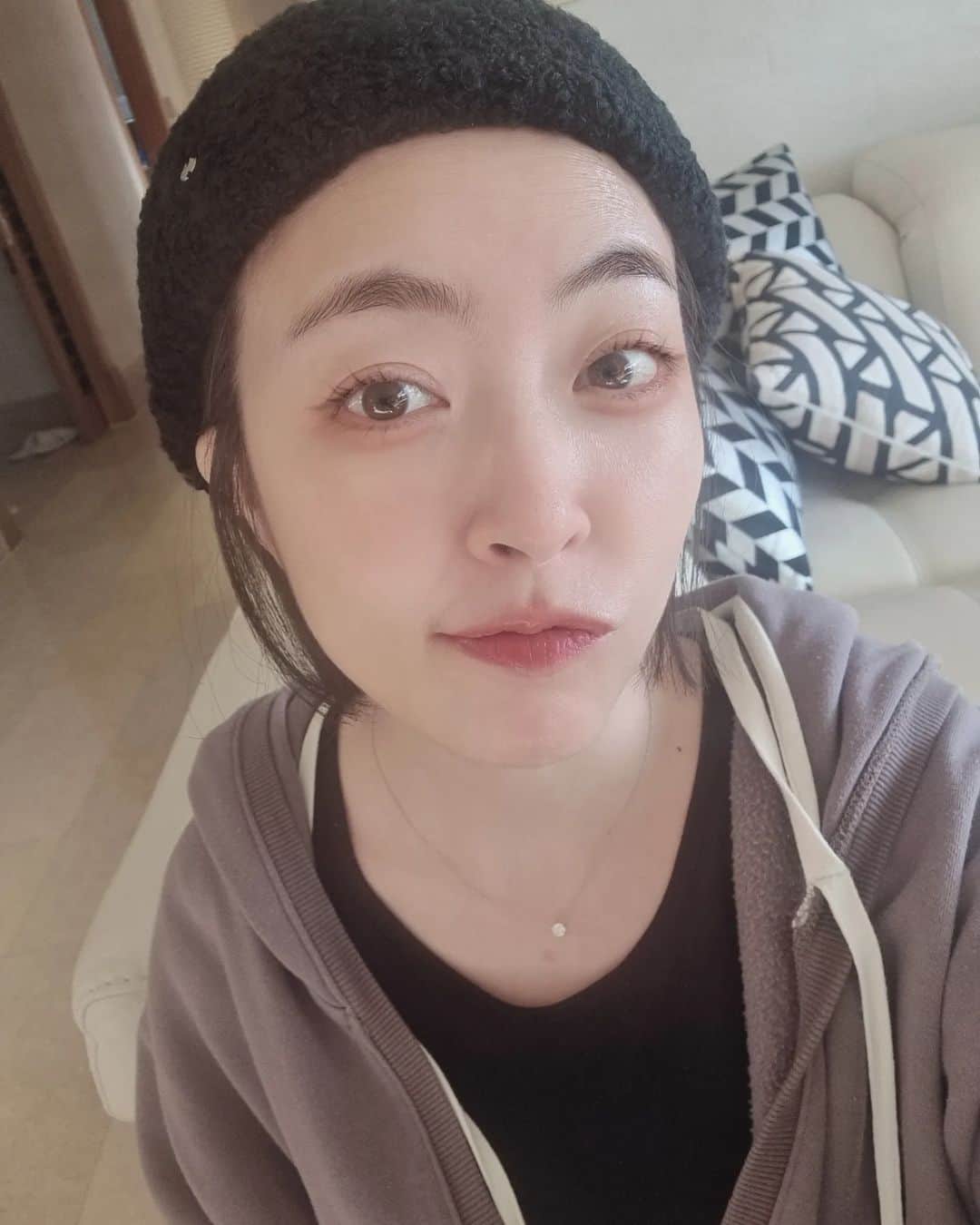 シム・ウンジンのインスタグラム：「모두들 명절 잘 보내세요!! 맛있는거 많이 드시고 재밌게 웃으면서♡  #HappyLunarNewYear」