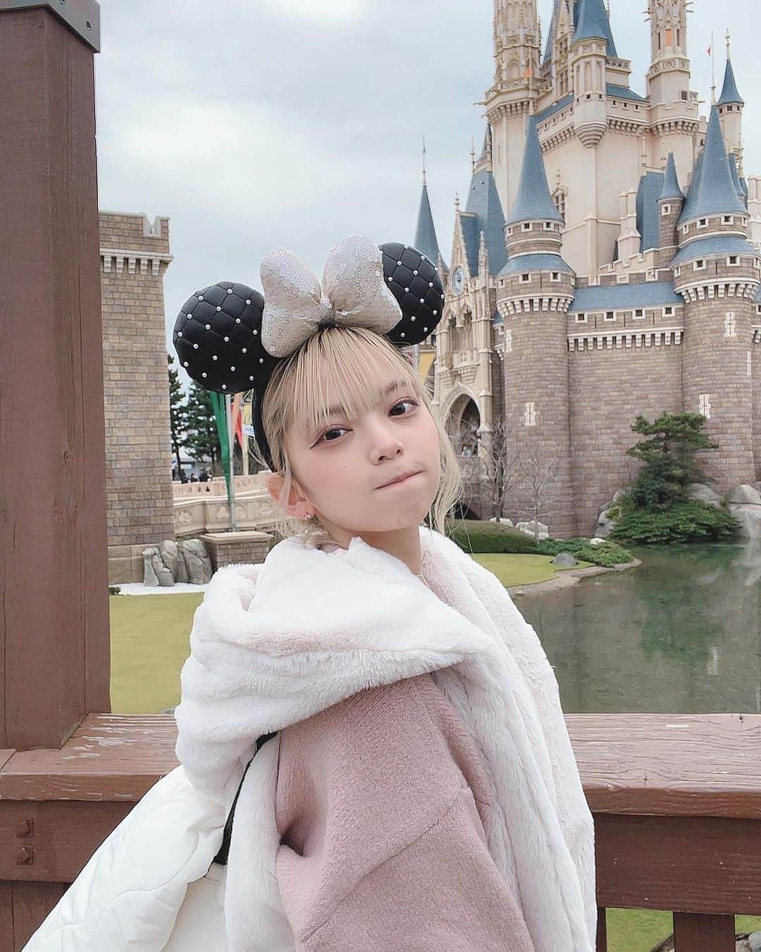 のインスタグラム：「ディズニーランド行ってきた🏰💭🎀 ・ ・ ・ 数年ぶりに行ったけどやっぱり楽しくてあっという間だった〜🐻‍🍯 マリーちゃんのコーデしたけどカチューシャ品切れで残念🥺 ・ ・ #ディズニー #ディズニーコーデ  #マリーちゃんコーデ #ディズニーランド #disneyland #disney #冬コーデ #grl #ハイトーン #ブロンド」
