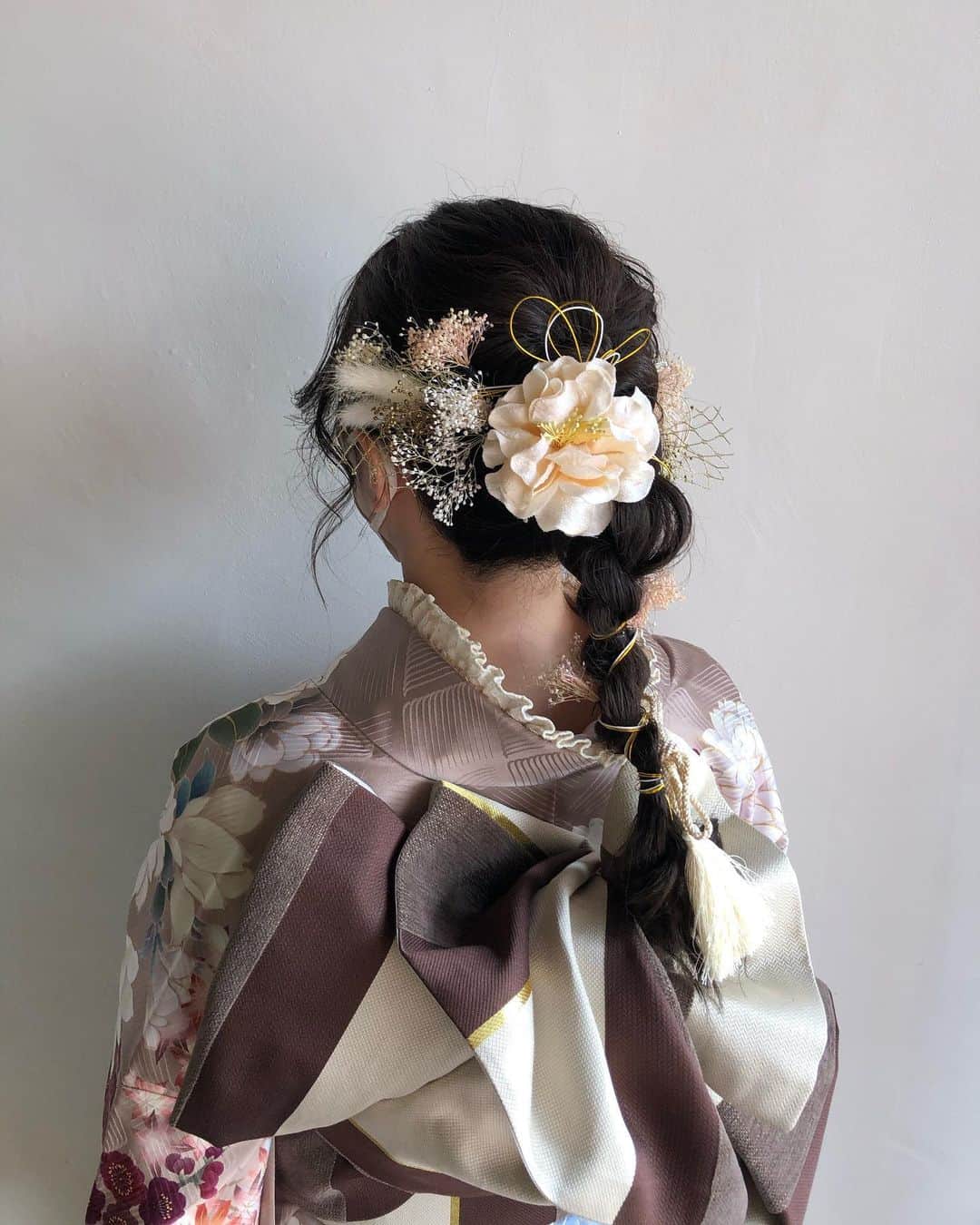 京都ヘアセット&着付け専門サロン夢館(ゆめやかた) さんのインスタグラム写真 - (京都ヘアセット&着付け専門サロン夢館(ゆめやかた) Instagram)「こんにちは、夢館です☃️  先日ご来店されたお客様です ルーズな編みおろしがお着物や髪飾りに合っていてとても可愛らしいスタイルです🤍  前撮り以外でも、髪飾りを変えるだけで結婚式の参列などでも使っていただけます！  寒い日が続いていますので、ご来店の際はお気をつけてお越しください👫  🌱ご予約はTOPのURLから🌱  #ヘアアレンジ#ヘアセット#ヘアスタイル#ヘアカタログ#京都ヘアサロン#京都セットサロン#着物レンタル夢館#夢館#yumeyakata#ヘアセット京都#お呼ばれヘア#振袖ヘア#ルーズヘア#振袖ヘアアレンジ#振袖前撮り#京都前撮り#振袖後撮り#前撮りヘア#成人式ヘア#成人式前撮り#成人式後撮り#振袖レンタル#ドライフラワー#ドライフラワー髪飾り#京都撮影#京都成人式前撮り#京都振袖#京町屋#京町屋スタジオ#編みおろし」1月21日 18時25分 - yumeyakatabeauty