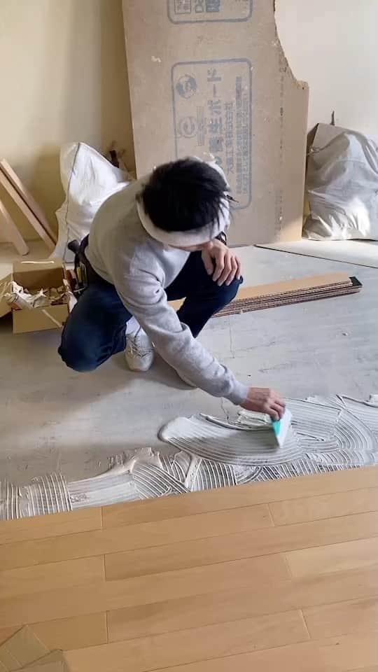株式会社成正建装のインスタグラム：「名古屋のとあるマンション改修工事です🏙  フローリング材貼ってます😊 まずは、接着剤を塗って、それからフローリング材をセッティングしていきます。  地道な作業ですが、なんだかほのぼのする作業をしているような錯覚をします☺️  （BGMってすごいですね😁）  おうち建てたい方、 リフォームしたいご相談ください🤗 ご連絡お待ちしております❣️  #株式会社成正建装 #成正建装 #愛知県 #犬山市 #名古屋市 #家を建てる #新築工事 #リフォーム工事 #フローリング #職人 #土地探し #不動産 #住宅 #マンション」