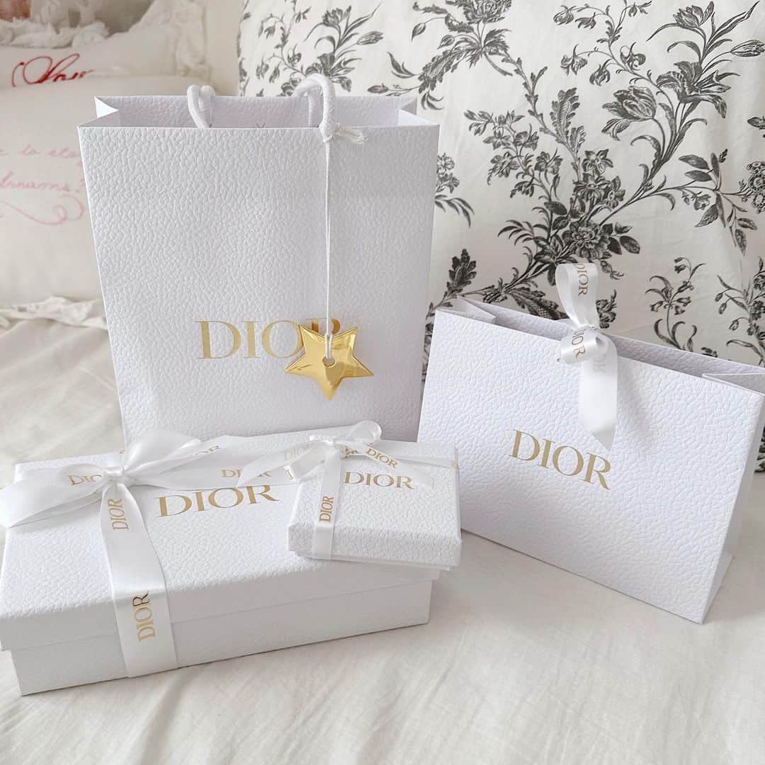 cherieのインスタグラム：「自分へのお誕生日祝い🕊🤍 値上げ前に駆け込みで購入🫶🏻✨  #Dior #購入品 #購入品紹介 #誕生日プレゼント」