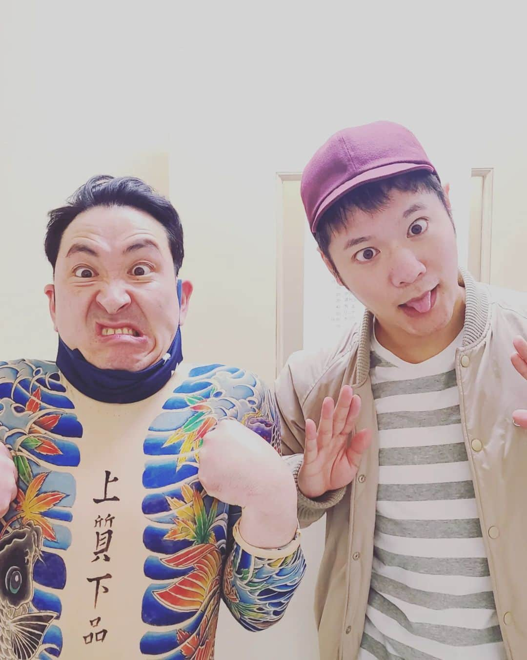 仔羊エルマーさんのインスタグラム写真 - (仔羊エルマーInstagram)「皆さん  いかがお過ごしでしょうか? それとも いかにいかがわしくお過ごしでしょうか?  昨日  #芸人 にとって一番嫌な日 １年でもっとも寒い日 #大寒 の日に わたくし#仔羊エルマー 代演で 浅草フランス座演芸場#東洋館 に出演してきました  ビートたけしさんや渥美清さん萩本欽一さんらを生んだお笑いの殿堂の舞台に立てることは本当に光栄で身の引き締まる思いで代演を勤めさせて頂きました  代演後  憧れの先輩#飛石連休 さんと  大好きな芸人さん らっぱ漫談の#トリトン海野 さんと 大好きな芸人さんで 今回声をかけて頂いた#猫柳ロミオさんと #写真 を撮って頂きました  #お笑い の#舞台 と#芸人 は やっぱり#最高 です  #全身タイツ #刺青 #tattoo #art #お笑いライブ #comedian」1月21日 18時48分 - cohitsuji_elmer