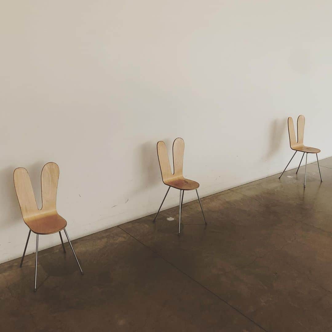 西山由のインスタグラム：「Les chaises de Lapin au musée d’Art contemporain du XXIe siècle de Kanazawa.」