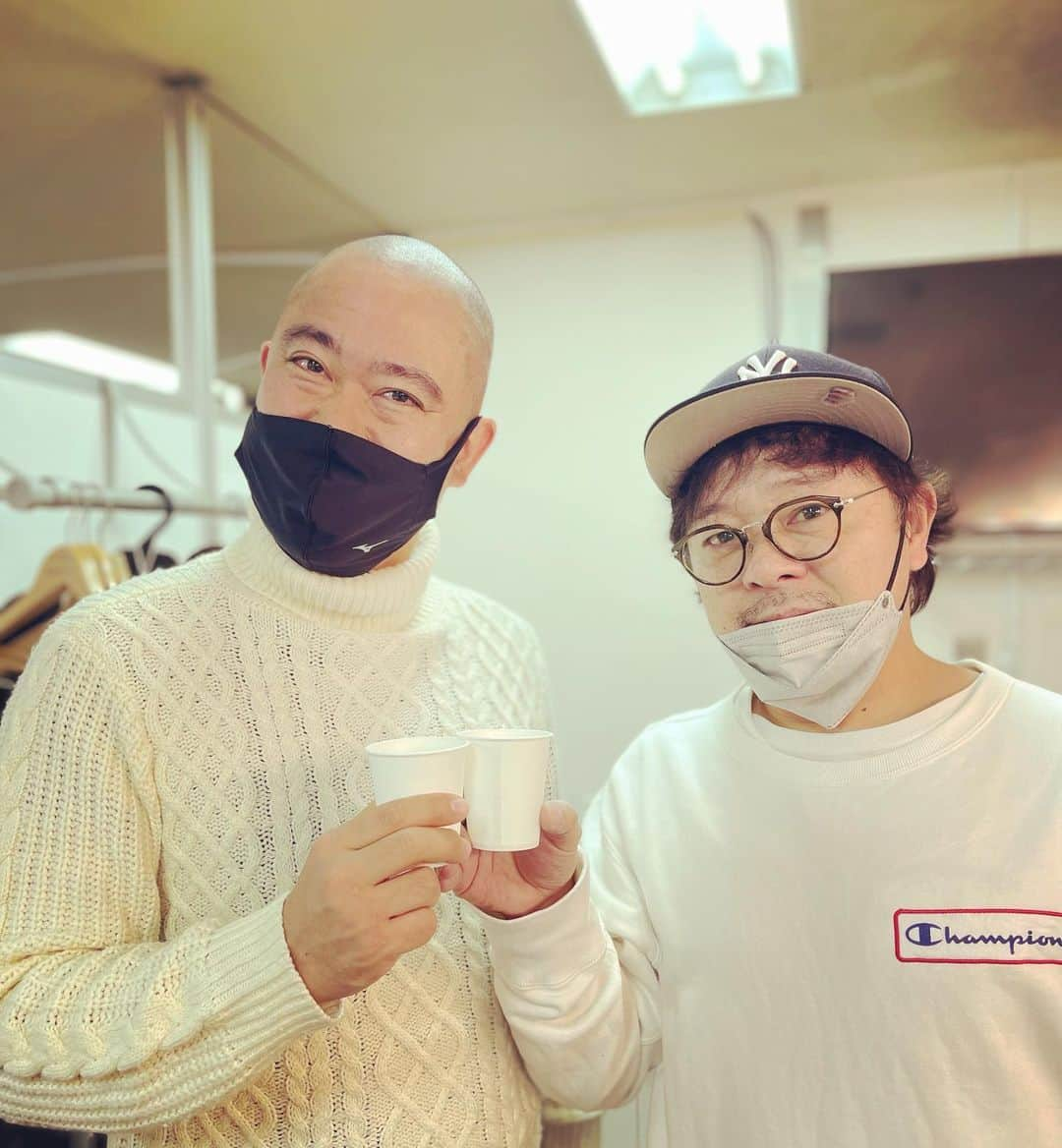 松谷賢示さんのインスタグラム写真 - (松谷賢示Instagram)「その後ルミネ劇場にてナダルくんと和解しました。 . #ルミネ劇場 #石田班spコメディ  #コロコロチキチキペッパーズ  #ナダル #水曜日のダウンタウン  #身代わり数珠繋ぎ #七五三 #行けて良かった #まぁまぁ #早めに出れた #紙コップ #和解 #乾杯 #水玉れっぷう隊ケン  #ケンBOY」1月21日 19時10分 - mizutamarepputai_ken