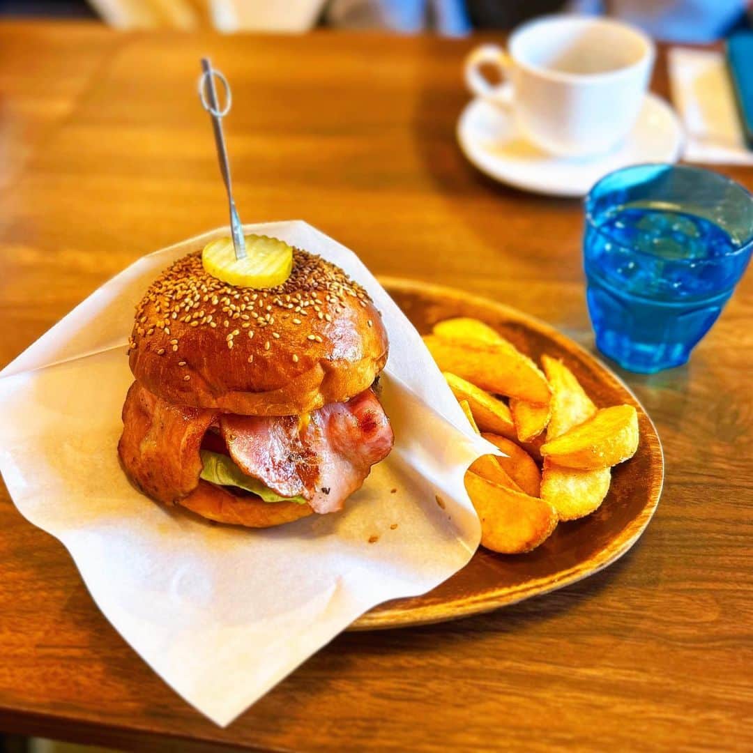 お取り寄せ手帖web 記者：AnNAのインスタグラム：「茅ヶ崎駅からほど近い、ハンバーガー屋さん 「AMERICAN DINER EIGHT 8」 ⁡ ⁡ どうやって食べようか悩んでしまうほど、 ボリューミーなハンバーガー！！！ エイトバーガーにベーコンをトッピングしてみました。 ⁡ 見た目通り、かなりボリューミー！ パティもそうですが、バンズが美味しい！お気に入り！ ⁡ 味付けは塩コショウだけでしているらしく、 結構、シンプル目なお味でしたが、 お肉の味もしっかり感じることができ、うままままでした！ もちろん、ケチャップとマスタードがあるので、 かけて食べても美味しいです！ ⁡ ⁡ ハンバーガーときたら、 ほとんど無意識でポテトも頼んでしまいましたが、 相当、お腹いっぱいになりました。笑 でも、ポテトも揚げたてホクホクで、後悔はしてません！笑 ⁡ ⁡ ⁡ ハンバーガーが食べたい！と思い、行ったので、 バーガーしか見えておりませんでしたが、 チキンオーバーライスも有名らしく、 今度はそれを食べてみたいなー、と思ってます！ ⁡ ⁡ ⁡ ⁡ ⁡」