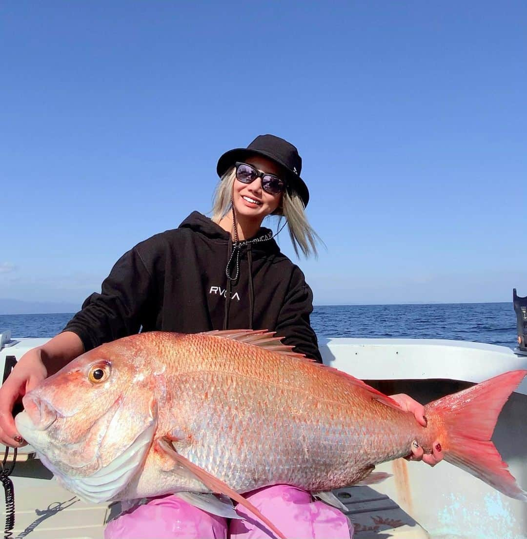 KANAのインスタグラム：「私の中では一番でかい鯛が釣れたから嬉しかった〜💓 鯛大きいの釣れたんだけど、サイズ大きい方で記念撮影💓 私が小さいんぢゃなくて鯛がデカすぎる✨  本当はキャスティングでターゲットとらえたかったんだけど、今回はランカーサイズの鯛が釣れたので満足✨✨  2日間のチャーター🚢おつかれ様でした〜💓  #どんなもんぢゃーーーい #タイ #タイ釣り #タイラバ #鯛 #釣り #釣り女子 #釣り船 #釣りスタグラム #釣果 #大分 #愛媛 #宮崎県釣果 #佐田岬 #どんもん教 #ソルティガ #ダイワ」