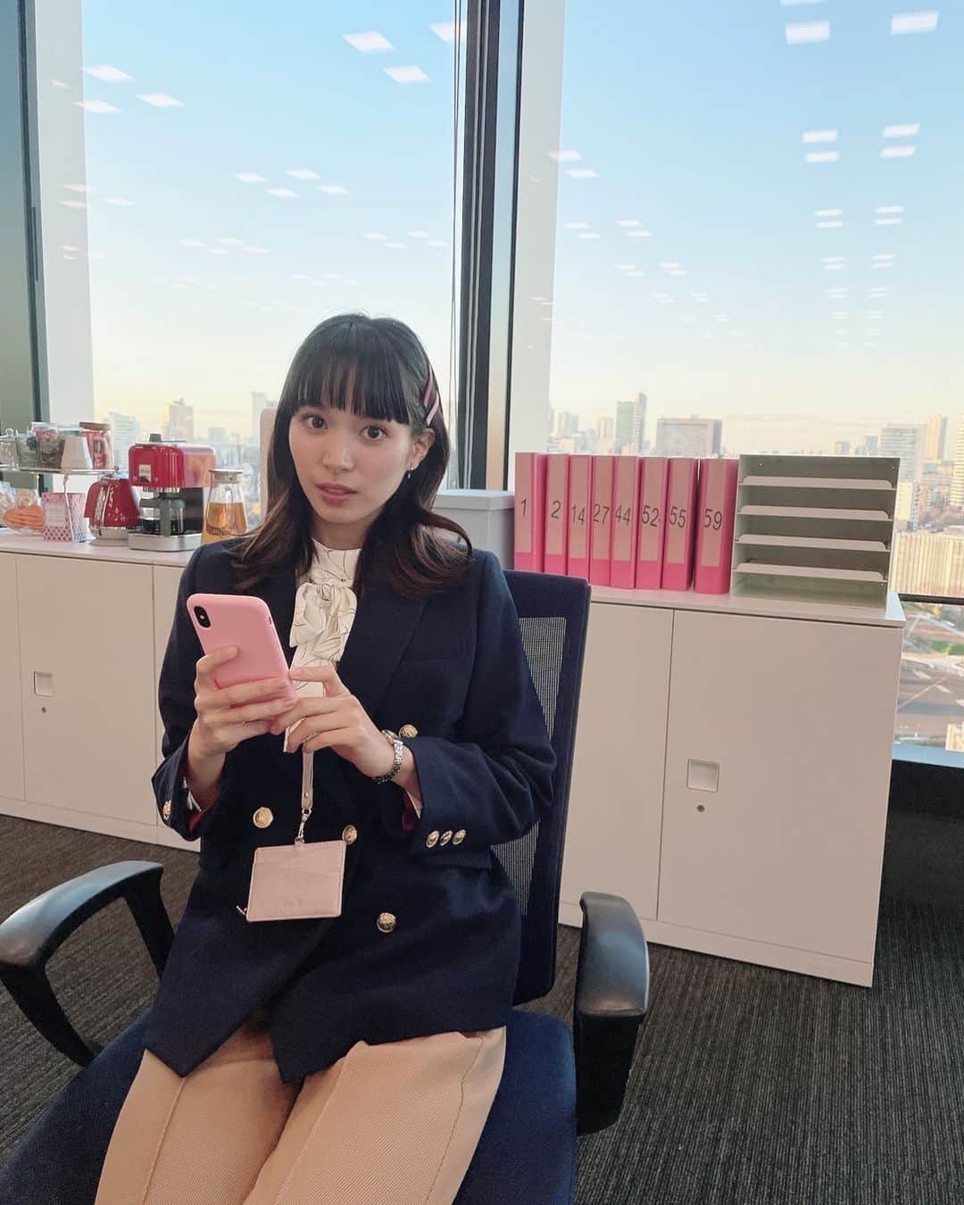 のインスタグラム：「なぎさだよ🌼  マネージャーさんに不意打ちされた顔？です！  このあと23時からテレ朝、オシドラサタデー「ハマる男に蹴りたい女」第２話放送です🤭  今日からでも楽しめますよ〜🤍  前回のメガネ&部屋着姿からは想像のつかない西島いつかの姿が見れますよっと🤭」