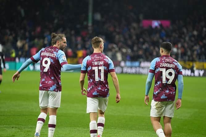 ジェイ・ロドリゲスさんのインスタグラム写真 - (ジェイ・ロドリゲスInstagram)「Another great night at the Turf, fought until the end! Enjoy your weekend Clarets 💜  #utc」1月21日 19時41分 - jayrodriguez_9