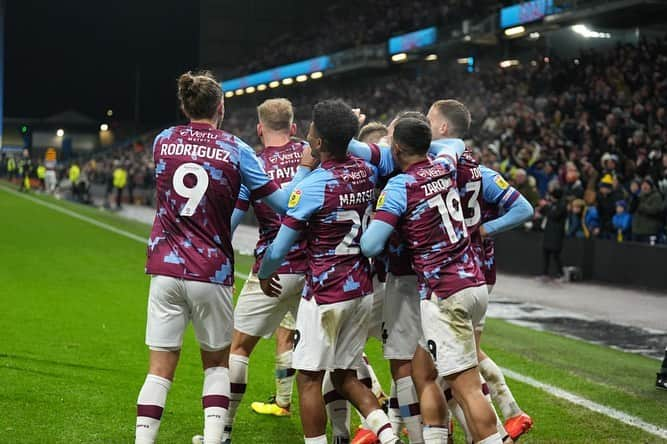 ジェイ・ロドリゲスさんのインスタグラム写真 - (ジェイ・ロドリゲスInstagram)「Another great night at the Turf, fought until the end! Enjoy your weekend Clarets 💜  #utc」1月21日 19時41分 - jayrodriguez_9