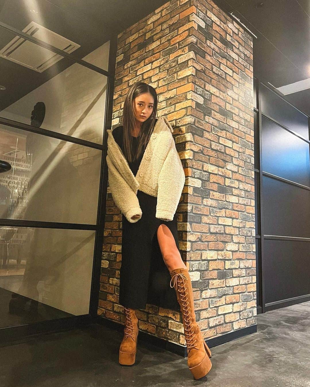 のインスタグラム：「． まだまだ寒いよ〜 だけどちゃんと出すとこ出すよ〜 #emoda #mystyleemoda」