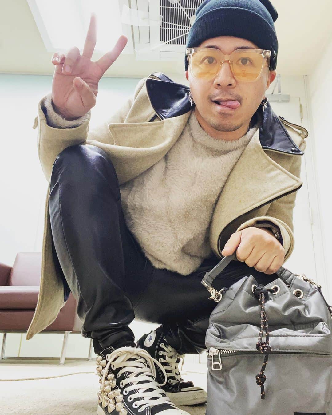山崎裕太のインスタグラム：「。 。 。 全身写ろうと前かがみな男🤳🏽  knit cap-LTR TOKYO tops-NewAnce outer-glamb razorpants-tommorch shoes-converse sunglasses-SHEIN bag-PORTER  #山崎裕太 #ふぁっしょん  #俳優 #ltrtokyo  #newance  #glamb  #tommorch  #converse  #shein  #porter」