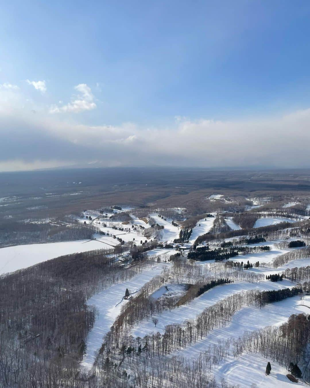 𝕟𝕒𝕞𝕚𝕔𝕙𝕒𝕟のインスタグラム：「. スノボがしたくて北海道😽❄️ 前日まで雪予報だったのに 起きたら晴れてた～☀️運良すぎ   #kirororesort #kiroroskiresort #キロロリゾート #北海道 #hokkaido #snowboard #スノボ #ゲレンデ #snow #パウダースノー #小麦粉」