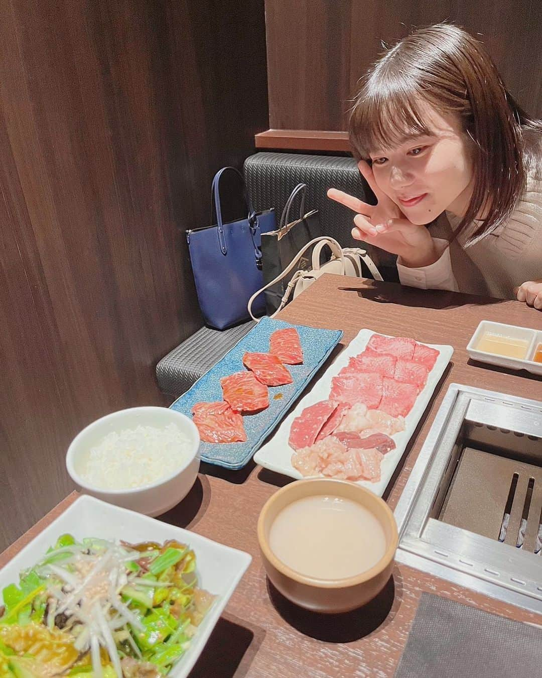 松風理咲のインスタグラム：「⁡ ⁡ 友達と焼肉に行ってきました〜 ⁡ どれもとっても美味しくて 最高に幸せな時間でした🤍 ⁡ もつ鍋を食べに行く約束もしたので それを楽しみに頑張りますっ ⁡ #焼肉」