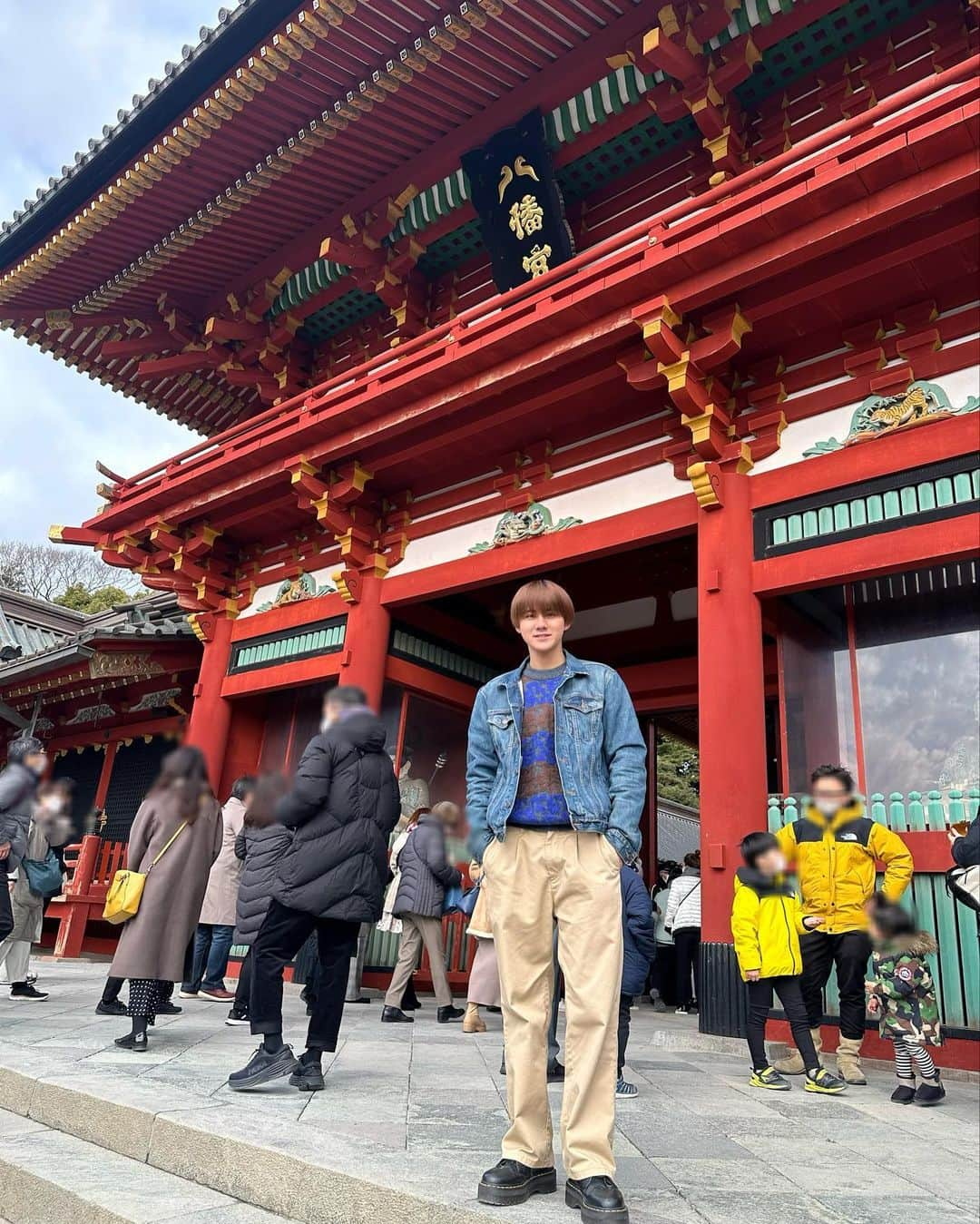 新井谷悠のインスタグラム：「めっちゃ遅めの初詣に行ってきました🫡  #初詣 #鶴岡八幡宮 #ootd」