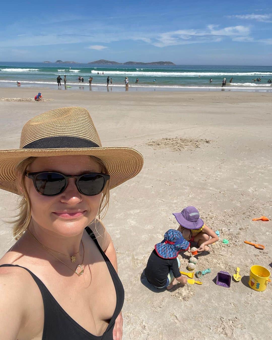 エミリー・デ・レイヴィンさんのインスタグラム写真 - (エミリー・デ・レイヴィンInstagram)「Wilsons Promontory…WOW what an exquisite place we got to visit this past week! (Thank u my 💓 @quizkidpictures for the b’day mini vacay!) I didn’t take too many pics ‘cos we were enjoying it too much!  Also- Squeaky Beach is a MUST if you go. So. Gorgeous. And yes- the sand is so amazing it does squeak when you slide-walk in the dry 🥰🥰🥰  ***spot the wombat in pic 5」1月21日 19時58分 - emiliede_ravin