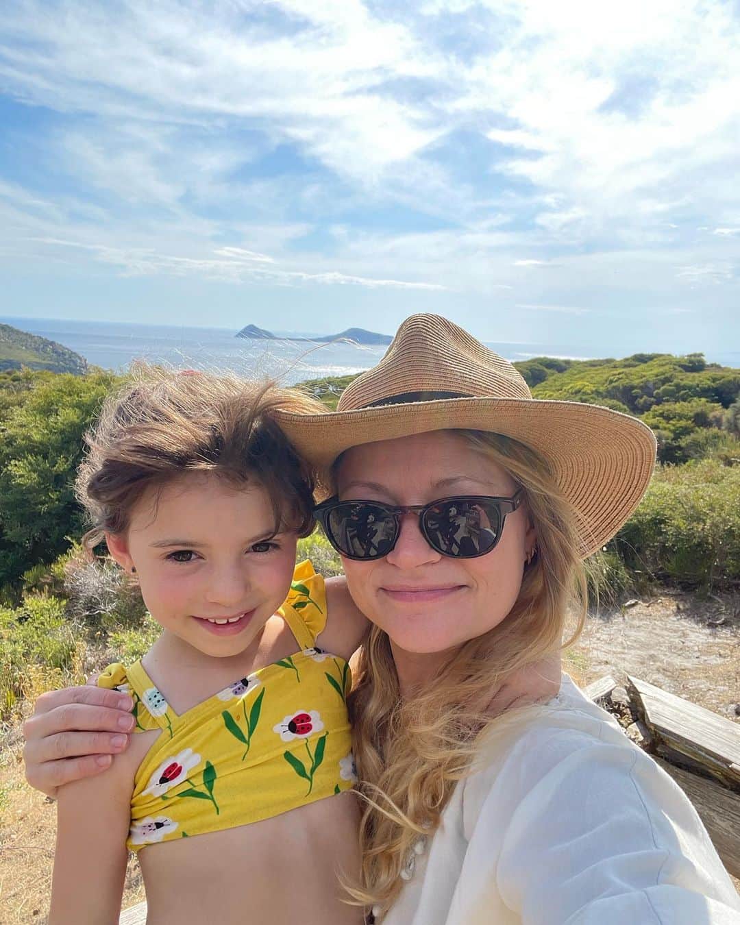 エミリー・デ・レイヴィンさんのインスタグラム写真 - (エミリー・デ・レイヴィンInstagram)「Wilsons Promontory…WOW what an exquisite place we got to visit this past week! (Thank u my 💓 @quizkidpictures for the b’day mini vacay!) I didn’t take too many pics ‘cos we were enjoying it too much!  Also- Squeaky Beach is a MUST if you go. So. Gorgeous. And yes- the sand is so amazing it does squeak when you slide-walk in the dry 🥰🥰🥰  ***spot the wombat in pic 5」1月21日 19時58分 - emiliede_ravin