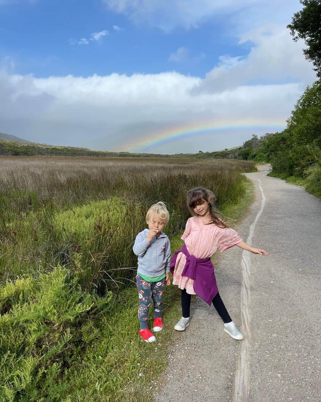 エミリー・デ・レイヴィンさんのインスタグラム写真 - (エミリー・デ・レイヴィンInstagram)「Wilsons Promontory…WOW what an exquisite place we got to visit this past week! (Thank u my 💓 @quizkidpictures for the b’day mini vacay!) I didn’t take too many pics ‘cos we were enjoying it too much!  Also- Squeaky Beach is a MUST if you go. So. Gorgeous. And yes- the sand is so amazing it does squeak when you slide-walk in the dry 🥰🥰🥰  ***spot the wombat in pic 5」1月21日 19時58分 - emiliede_ravin