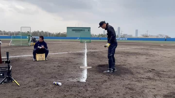 中村晃のインスタグラム：「前クールでは、女子野球、九州ハニーズの宮地監督、川端選手、楢岡選手と一緒に練習をしました！ ミート力の高さ、守備の正確性など、女子野球のレベルの高さに、驚きました！ 宮地監督にも打撃指導していただき、とても良い時間になりました！  ありがとうございました！  #2023年自主トレ #九州ハニーズ #川端友紀選手  #楢岡美和選手  #女子野球 #ライナーティ #精度低い #もっと鍛えないと」