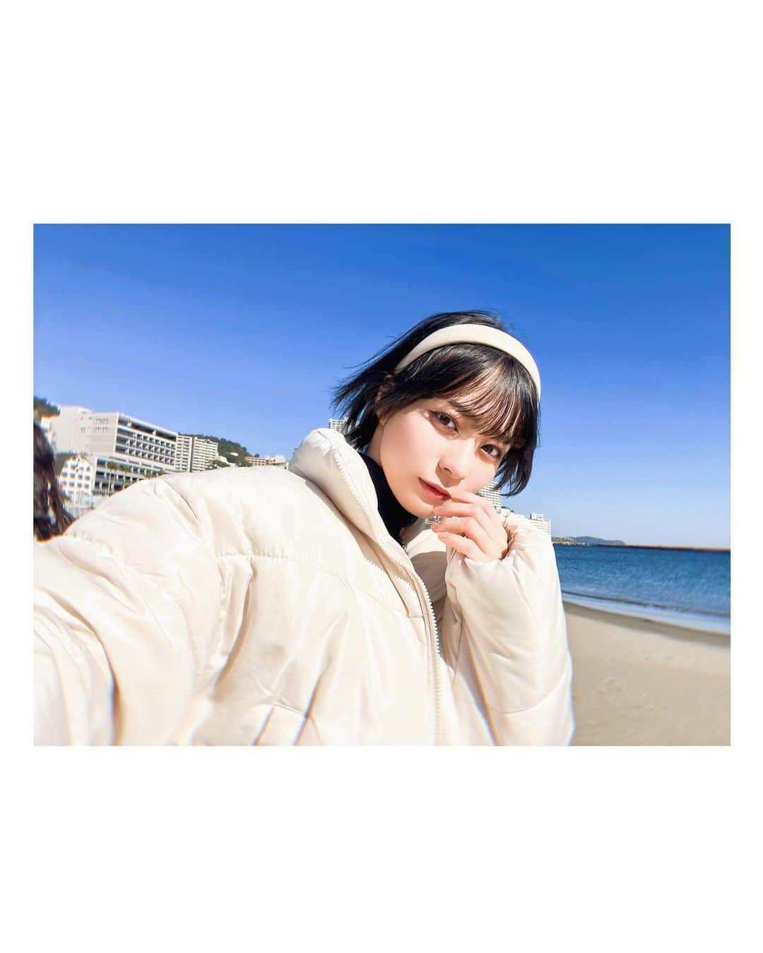 冨田菜々風のインスタグラム：「. 海は広いな〜大きいなぁ〜  風すごすぎて影おもろいから 最後の写真みてみて〜〜！」