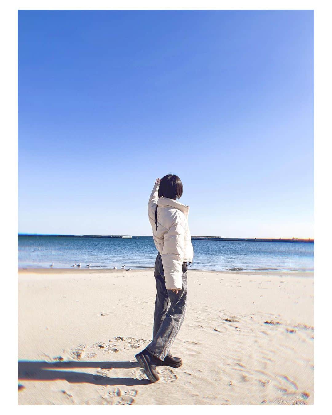 冨田菜々風さんのインスタグラム写真 - (冨田菜々風Instagram)「. 海は広いな〜大きいなぁ〜  風すごすぎて影おもろいから 最後の写真みてみて〜〜！」1月21日 20時16分 - tomita_nanaka
