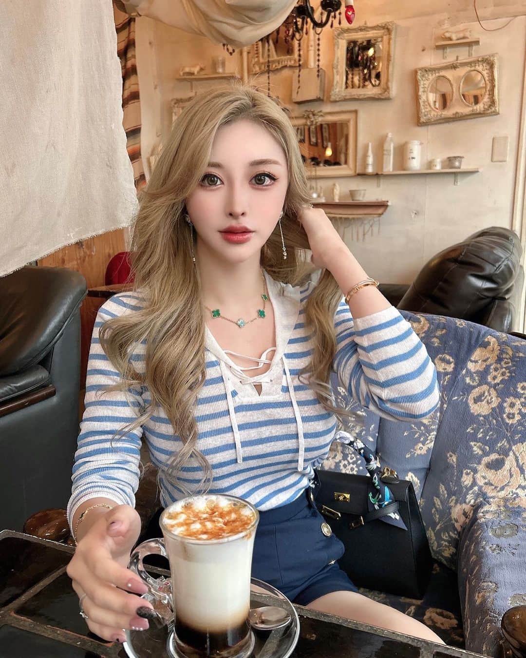 藤咲めいのインスタグラム：「気分はSpring🌸🍡 早くお花見したーい🥺💖 . . . #hermes #ケリー25 #dior #cafe #女子会 #vancleefarpels #zara #金髪 #ブロンド」