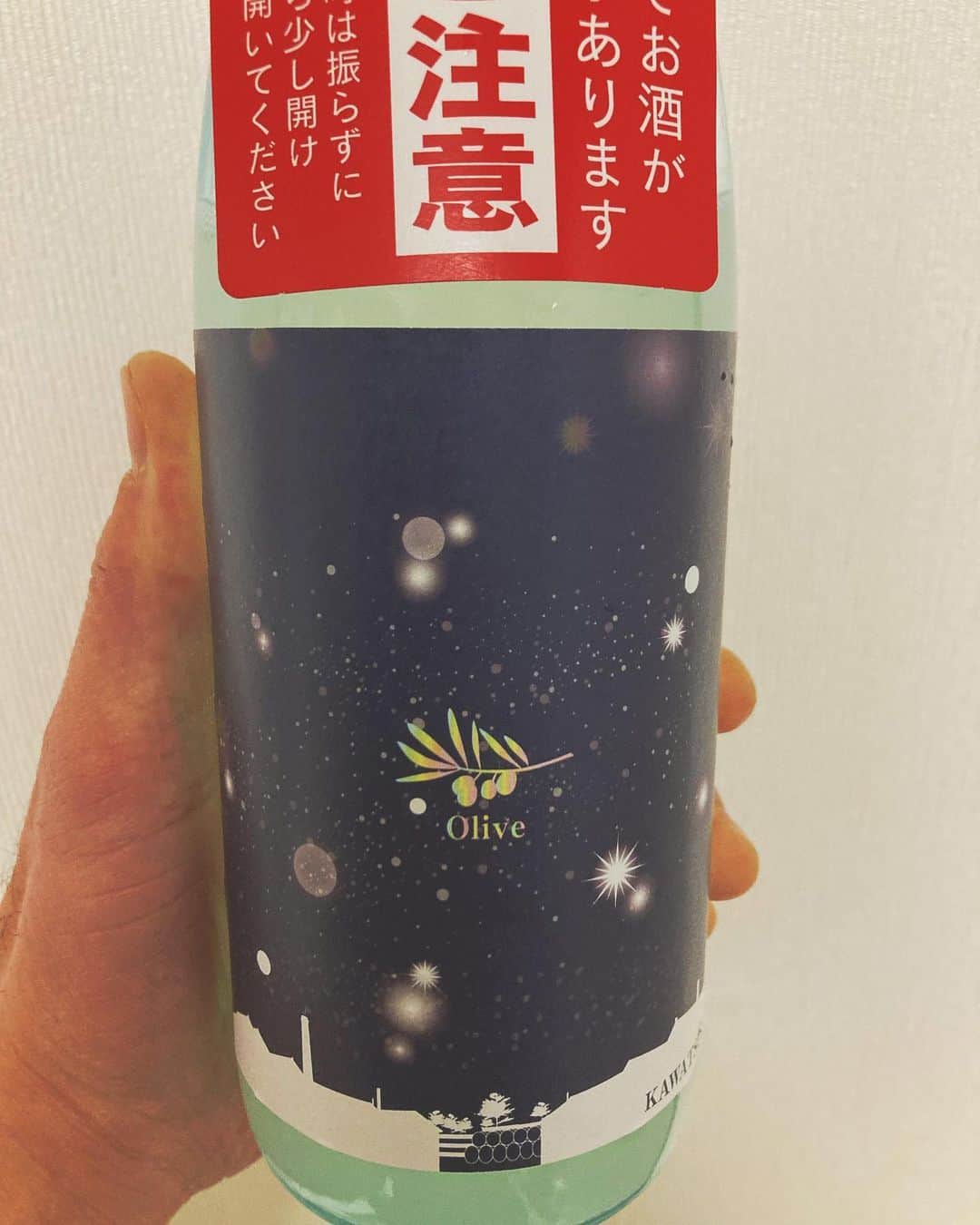鵜飼孝治のインスタグラム：「またまた美味い日本酒、香川県、さぬきオリーブ酵母飲みやす！目をつぶって飲んで、何処の国の何酒ですか？クイズしたら誰も当てれないと思う！で、ブリの刺身との相性抜群。。。」