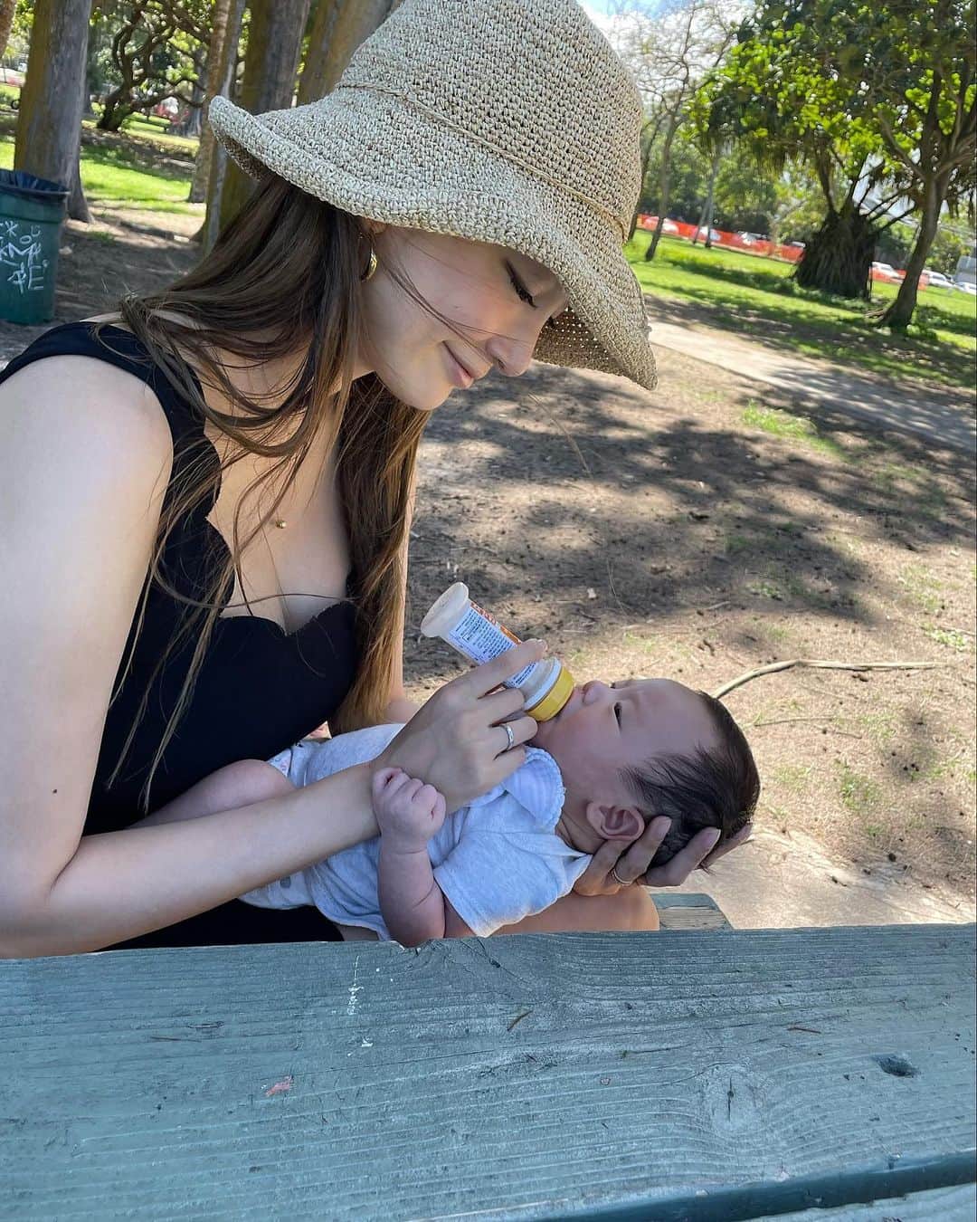 里海のインスタグラム：「子供を思う親の気持ちはどの時代も同じです😌 私が子供の頃の時代の親は、 さぞかし大変だっただろうな と思うことばかり！！  産まれた時からも心配ごとだらけですが もうすぐ4ヶ月が経つという今も 心配や不安がたくさんです！  今は色々な事が便利になり おうちにアプリですぐにお医者さんを派遣してもらえたり オンライン診断をしてもらえる時代！  もしもの時にと、教えてもらった 「みてねコールドクター」  ・子どもの急な発熱・風邪 ・子どもの診察実績が多い ・最短30分で医師が到着  365日24時間オンライン診断できるのも 安心です。 App ストアで 「みてねコールドクター」と検索してみてください😌  母親新米な私にとっての安心アプリ😌  大切な大切な子供だから😌  みなさんにシェアしたいと思いました😌  現代は色々な便利なツールがあるので 昔のお母さんお父さんは ほんとーに凄いなぁと尊敬ばかりですよね！  時代もあって、 写真アルバムを母が作っていたので 私ももう子供の写真アルバムを作り始めて いますよ😌  #みてねコールドクター #コールドクター #PR #忙しいママにおすすめ #子育て」