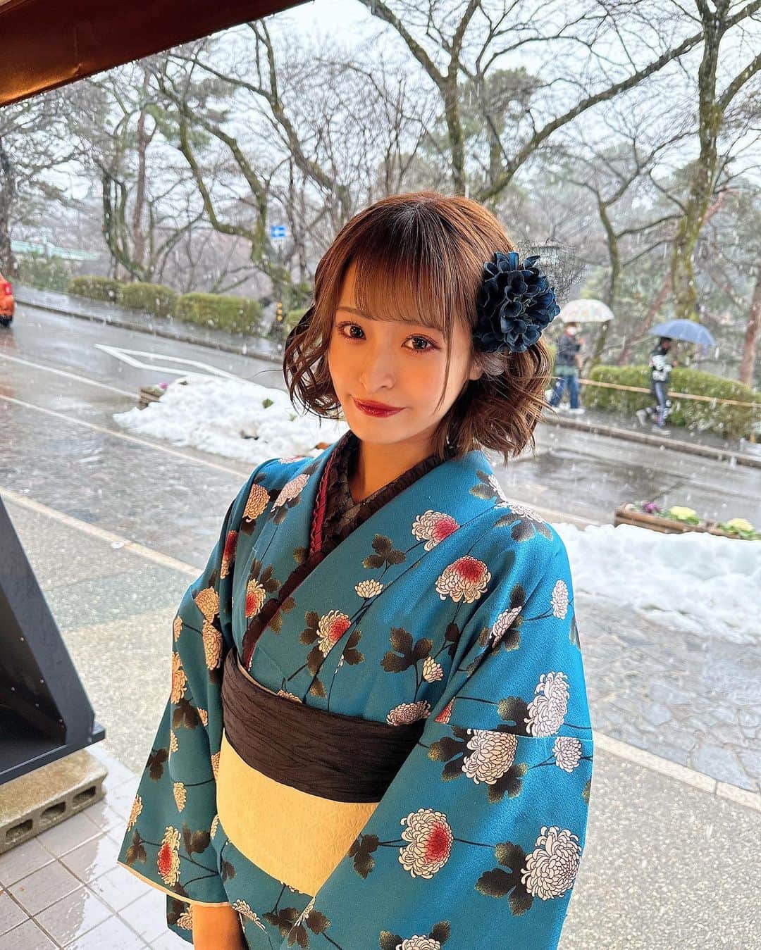 清水里香のインスタグラム：「⁡ ⁡ @vasara_kenrokuen にて 着物を着ました👘 ⁡ 今回はブルー💙 ⁡ ⁡ 私が着てるような派手な柄の物から シンプルな物やレトロな物もありました！ 全部可愛かったぁ🥺 　　　 ⁡ ぜひ金沢に来た時には着物レンタルをして 可愛すぎる映え写真沢山撮ってね♡ ⁡ ⁡ ⁡ ⁡ ⁡ #着物 #着物レンタル #金沢 #金沢観光 #兼六園」