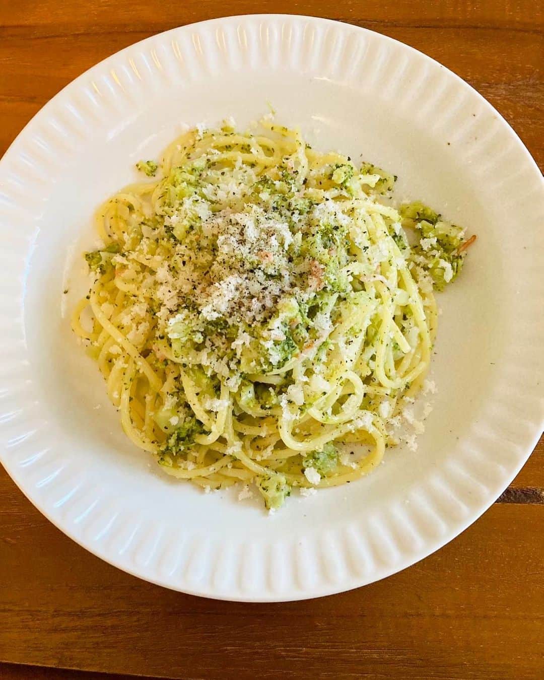 川畑一志のインスタグラム：「. 【ブロッコリーとベーコンのパスタ】 あしたのランチにいかがですか？ ⁡ ブロッコリーをソースのように パスタと絡めていただきます！  ぜひお試しください！ ⁡ #3分クッキング #ワタナベマキ 先生のレシピ #パスタ大好きです #ブロッコリーも好きです #川畑一志」