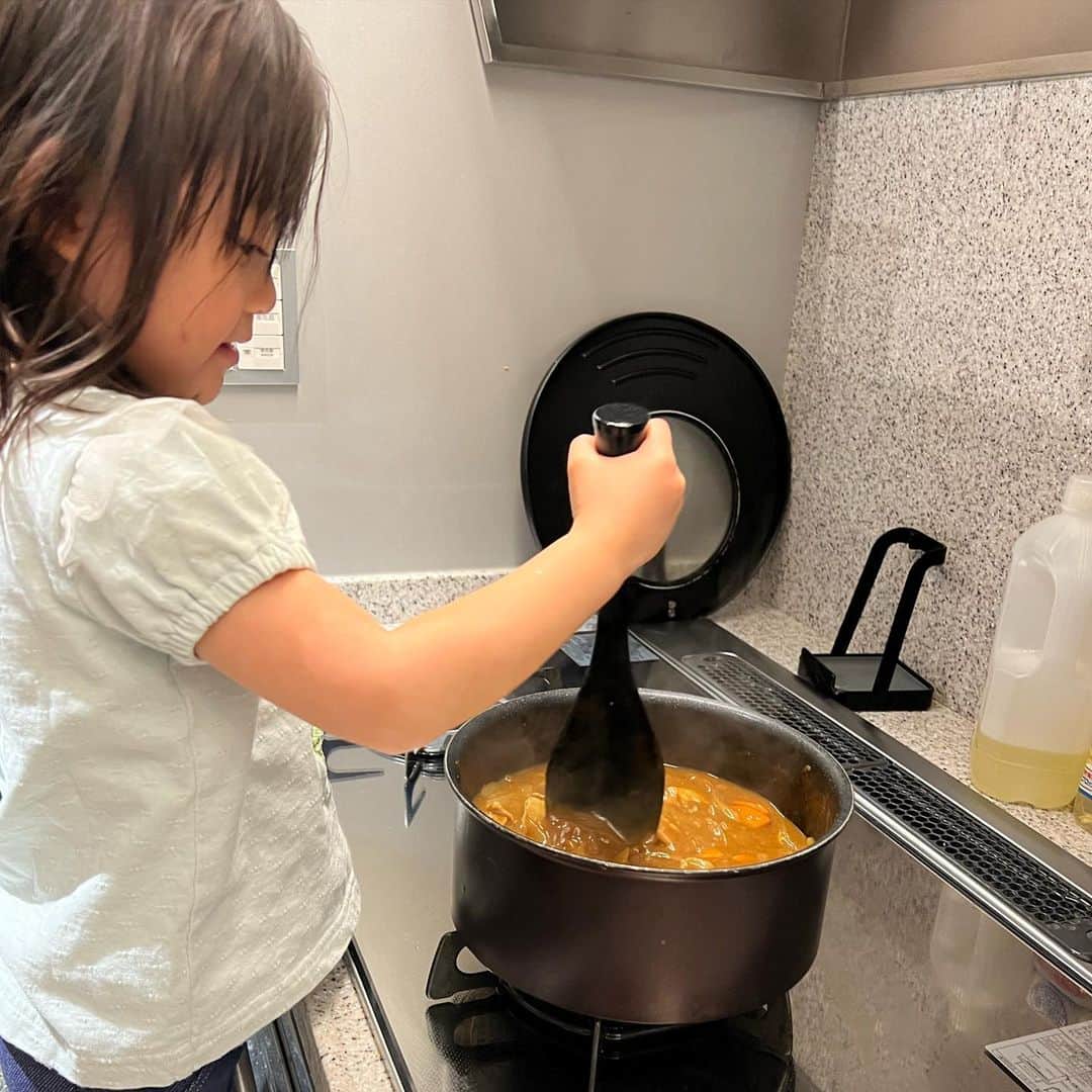 畠山潤子さんのインスタグラム写真 - (畠山潤子Instagram)「今日は、帰宅後、娘ちゃんと夕食用にクッキング🥘 カレーを最初から最後まで、一緒に作りました🍛いつもは切るだけ、混ぜるだけ、とかだったので、お料理をした！というイメージじゃなかったようなので、今日は娘ちゃんに教えながらやってみました✨ 台に乗って一生懸命やってて、可愛かったです❣️←親バカ🤣 カレー好きな娘ちゃんですが，，自分で作ったらいつもよりさらに美味しかったようで、おかわりを3回もして4杯も食べてくれました✨  大きくなったら何になりたいですか？という幼児教室での質問で、王子様と結婚してお母様になりたいです❣️と真剣に目をキラキラさせて発表する娘ちゃん✨ だから、お料理やお洗濯やお掃除、お手伝いを沢山してプリンセス見習いをするんだそう😆  そして、エプロン。 今あるのは赤ちゃんぽくて気に入らないらしくつけてくれず、お母様みたいなエプロンならつけたい👗そうなので、納得のいくものを探してあげようと思った母でした💕  @hikachan_diary #hikaridiary2023 #mamalife @junkokitchen326 #親子食堂 #知育 #お受験 #渋谷区ママ #港区ママ #多胎児ママ #ちびっ子たちのいる暮らし #4歳10ヶ月」1月21日 21時15分 - junko_hatakeyama