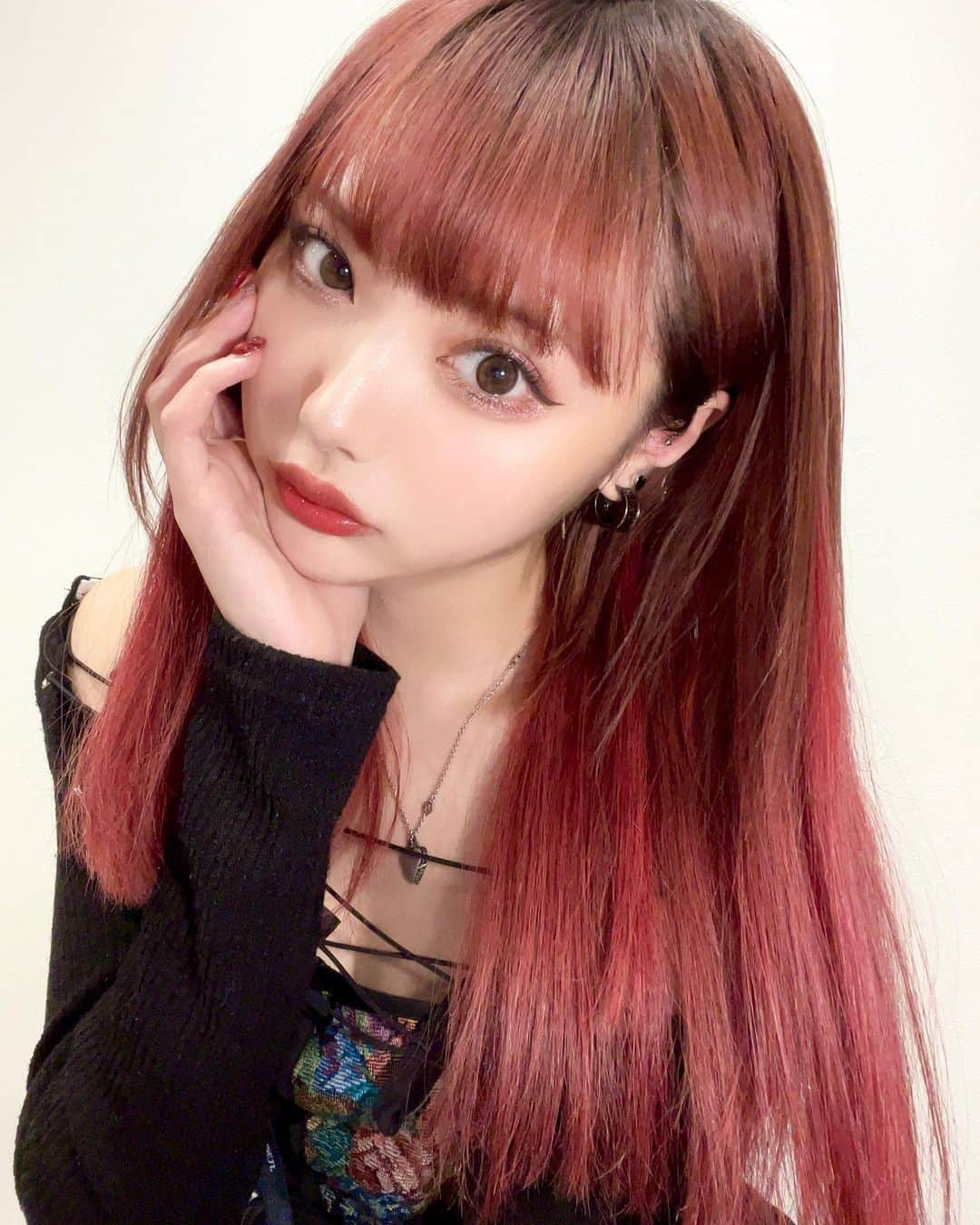 藍染カレンのインスタグラム：「メイク配信しました ありがとう♥︎  自分で色々なメイクをすることはあんまりなくて、 基本はずっと変わらないけど、使うものを変えてみたり方法をブラッシュアップしたり  こだわりはエグいので定期的に最新を共有できてとても嬉しい！参考になりそうなとこあったら是非やってみてくださいな  リールのアーカイブはしばらく残ります。みてね♥︎」