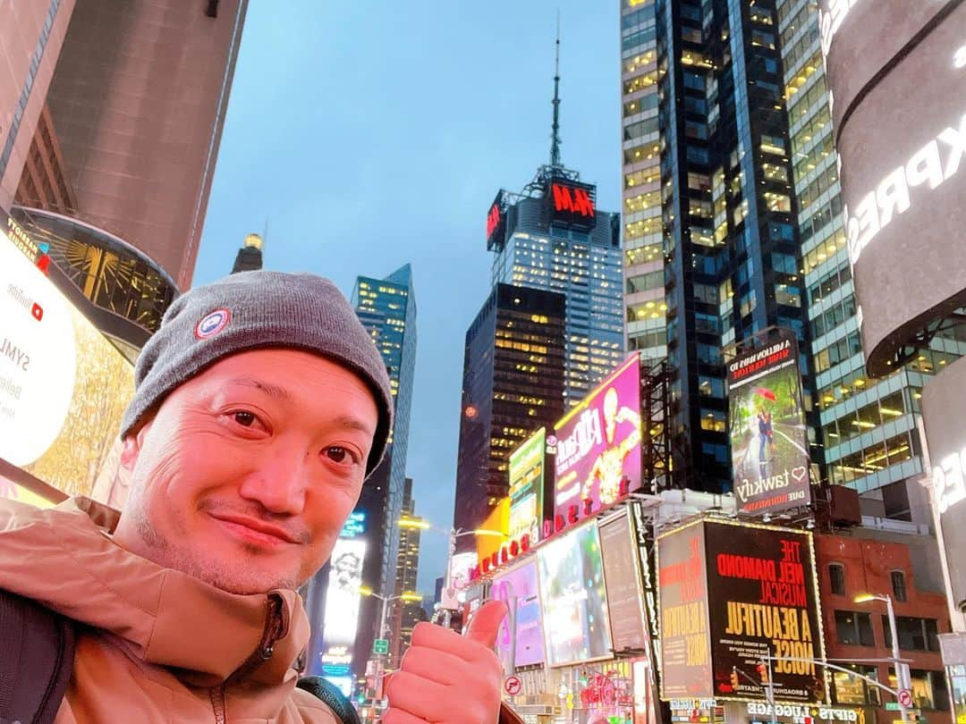 石原孝尚さんのインスタグラム写真 - (石原孝尚Instagram)「アメリカから帰ってきました🇺🇸  って、もうだいぶ経ちますが笑笑  久々のアメリカでしたが、あっという間の、本当に、本当に素敵な時間でした。  久々にニューヨークにも行けて嬉しかったー⭐️  【 United Soccer Coaches Convention 】  アメリカ、フィラデルフィアで行われた、サッカーコーチのコンベンション、 Unitede Soccer Coaches Coventionにゲストスピーカーとして招待していただけました。  https://unitedsoccercoachesconvention.org  アメリカでサッカーを指導している人は必ず登録しているようなコーチのコミュニティの一年に一度、行われるコンベンションです。  実際の指導のセッションがあったり、ルームセッションがあったり、エキップメントやテクノロジーのexhibition（展示会）なども行われています。  世界中からコーチが数万人きてたりします。  アメリカにいた時に仲良かったコーチや選手たちに会えて、そして今回、新しくできた仲間も素晴らしい人ばかりでした。  【プレゼンも楽しったー】  プレゼンもみんなの協力があって、うまくいきました。  今回の目的は、僕のプレゼンというよりは、Asian Pacificを代表して行ったので、来年以降、アジアの違うコーチがフィールドセッションを行ったり、ルームセッションを行ったりにつなげることが目的でした。  参加して聞いてくださったコーチたちも興味深く聞いてくれました。  プレゼンテーションは最初、英語で、途中から友達に通訳してもらいました。 英語で準備して全部、話そうと思ったりもしました。 でもでも、たくさん考えて、 言葉って、情報じゃないなと思って、言葉って相手の『頭と心』に届くことが大切だなって。  僕は英語を『借り物』として、話すことはできます。 『情報』として届けることはできます。  でも、相手の表情を見て、どんな言葉なら相手の心に届くかわからなかったから、僕のことも、アメリカのことも理解してくれているアメリカでサッカーコーチをしている日本人コーチの仲間に頼みました。  そのおかげで、みんながメモしてくれたり、真剣な表情で聞いてくれました。 質問もありすぎて、時間を20分ぐらいオーバーしました。  そして、何より、今回の目的の『次に繋げていく』ということ、お互いの信頼関係を築くということができました。  今回は、TAKAさんがやれてよかったね！ ではなく、日本やアジアのコーチ達に今後『発信』する機会を作れることが大切でした。  ロンドンもカタールもそうですが、やはり、来ないとわからないことだらけでした。  異文化の中のコントラストから、『自分らしさ』や『自分の未熟さ』、『何を自分が大切にしているのか』が見えてきます。 そして、そのコントラストから、学ぶべきもの、そして、目指すべきものが見えてきます。  こっちへ来て、困ったことがないわけじゃないです。 でも、毎回、毎回、少しずつ困ることで、困ることが減ってきていると思います。  最初にアメリカに来た、2002年、コーチとして来た2014年、今年が2023年。 経験を通して、スムーズになってきています。 まだまだ課題ばかりですが😊  【いつでも始められる】  こっちへ来て、『自分の足りなさ』もたくさん感じました。 でも、それは、『足りない』と思っているのも『自分の思い込み』  ただの『Starting Point』でしかない。  今からはじめればいい！  そう思えています。 そして、その何かに向かっているプロセスが『楽しい』んだなって思えました。  Happy Firstでは 『目的達成を目的としない』と話しているんですが、 この僕が思いっきり、 『目的』だったり、『意味』だったりからスタートして生活してしまったりしていました。  毎日のひとつひとつを『好きに素直に』生きるために、目標がある。 楽しむために向かうべき道があって、目的と今の自分のギャップに苦しめられたら意味がないなと。 そのギャップがエネルギーになることも確かです。 でも、わくわくのエネルギーでも目的地には着けると思います。  アメリカの仲間たちにも『足りない』はたくさんありました。 でも、サッカー仲間たちは 常に笑顔で僕に声をかけてくれて、 常に僕を肯定してくれました。  そしてこれから、また新しいTAKA散歩がまた始まります！  楽しみです！  TAKA  今回、一緒に登壇してくれた、今泉さん、シゲさん、本当にありがとうございました！ たくさん学ばせてもらいました。  ⭐︎⭐︎⭐︎⭐︎⭐︎⭐︎⭐︎⭐︎⭐︎⭐︎⭐︎⭐︎⭐︎⭐︎⭐︎⭐︎⭐︎ オンラインサロン 『TAKA散歩』はこちらから😉 https://happyfirst.stores.jp ⭐︎⭐︎⭐︎⭐︎⭐︎⭐︎⭐︎⭐︎⭐︎⭐︎⭐︎⭐︎⭐︎⭐︎⭐︎⭐︎⭐︎」1月21日 21時37分 - taka_ishihara